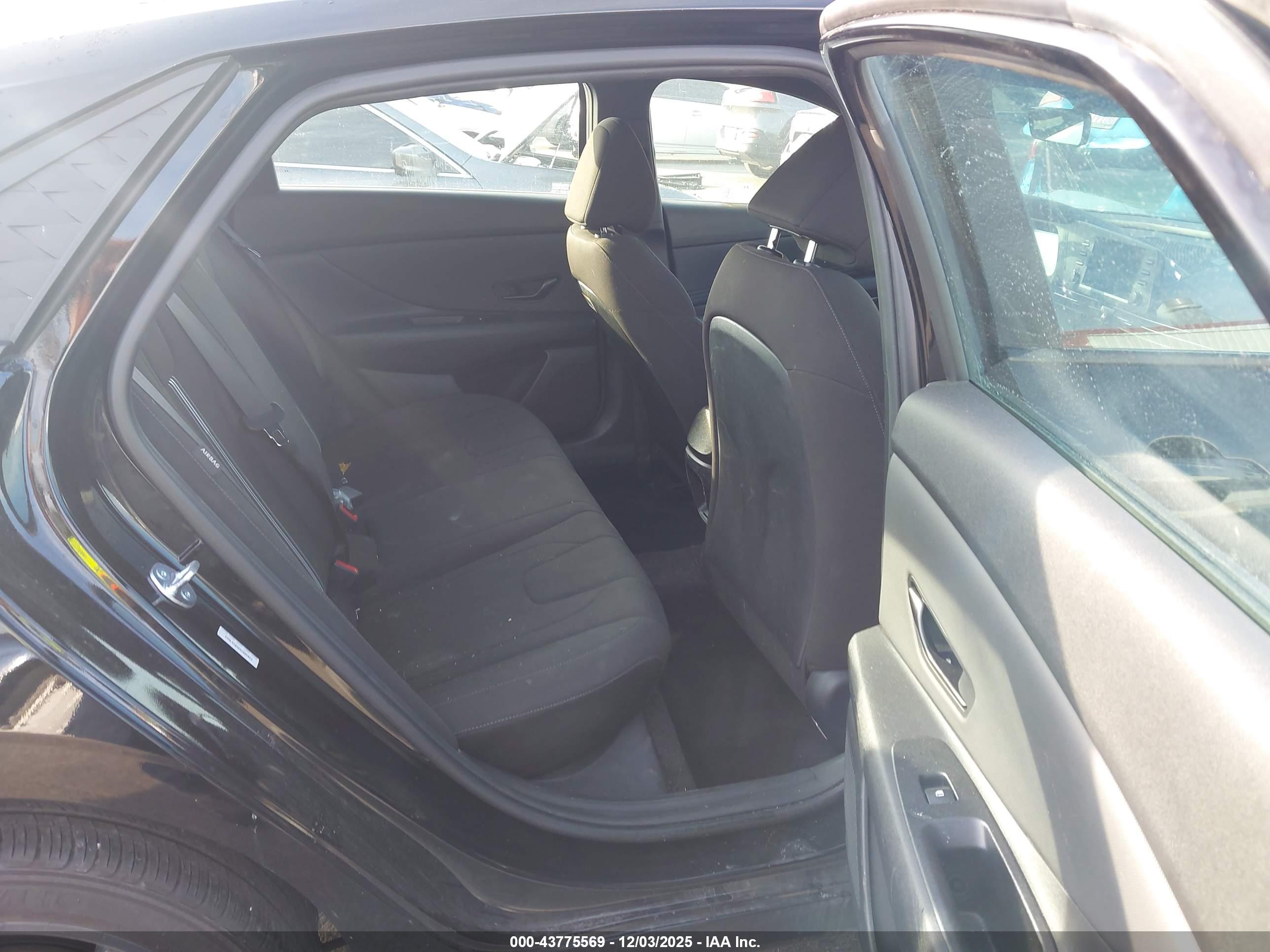 HYUNDAI ELANTRA image 8
