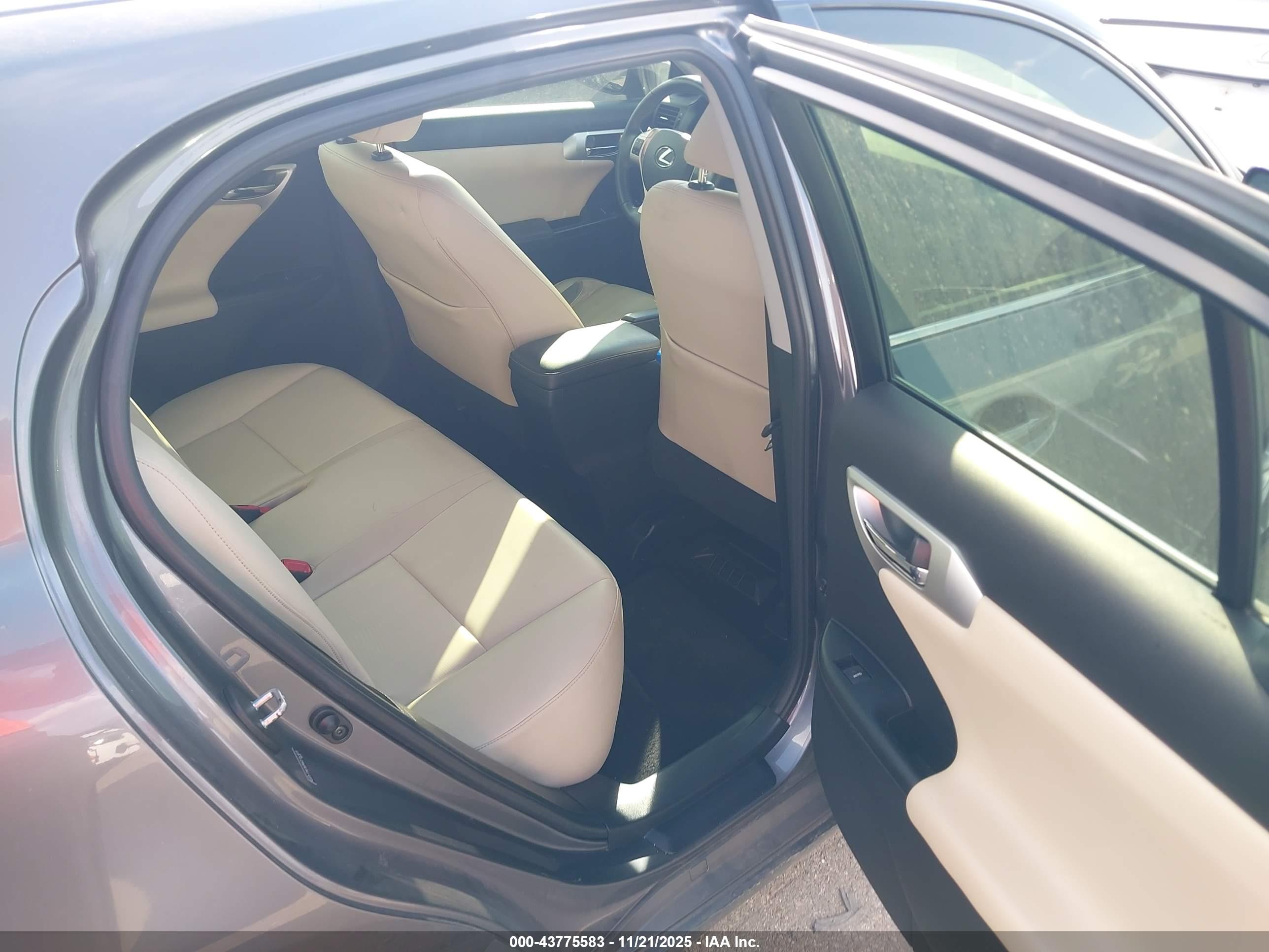 LEXUS CT image 8