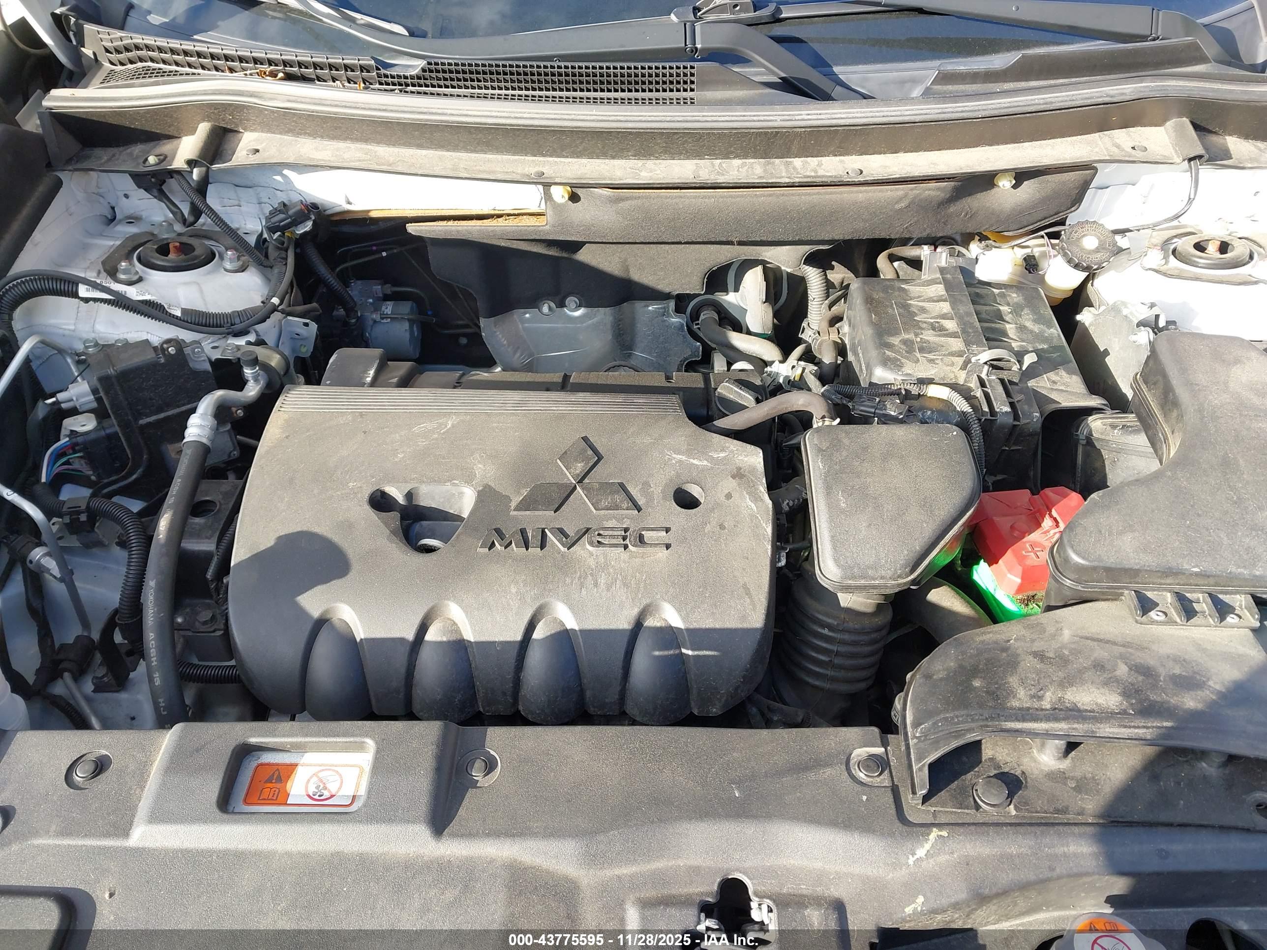 MITSUBISHI OUTLANDER image 10