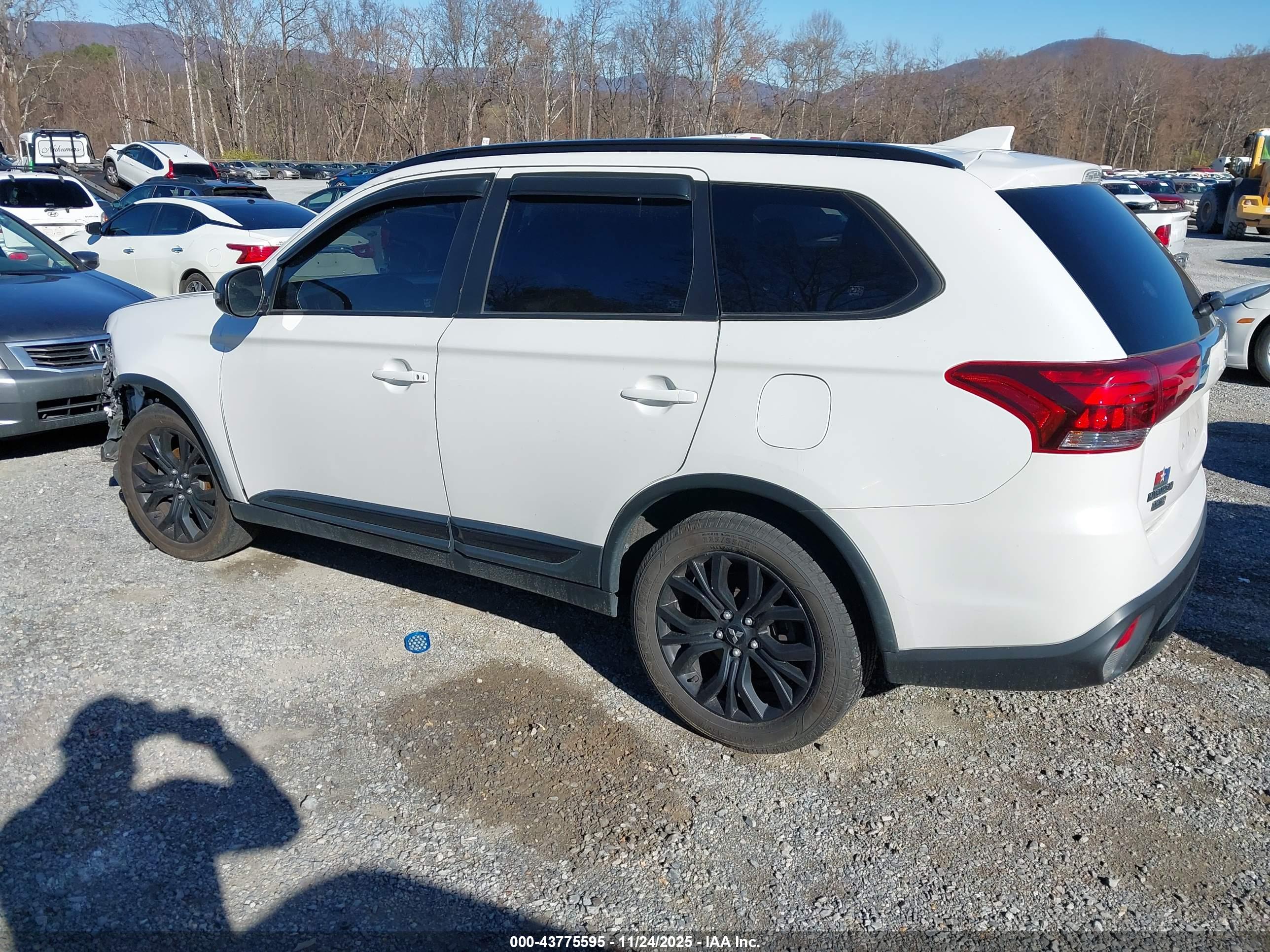 MITSUBISHI OUTLANDER image 3