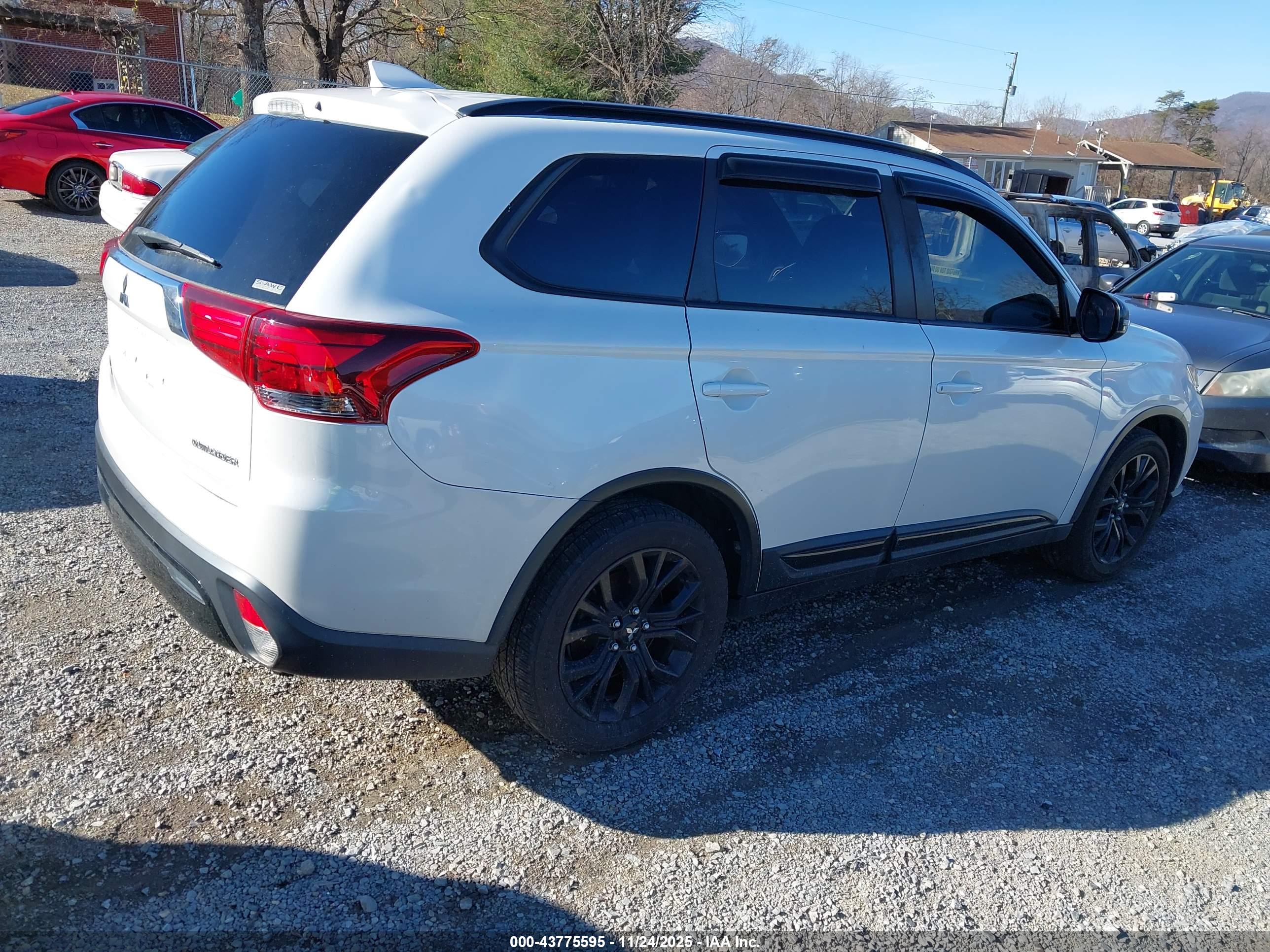 MITSUBISHI OUTLANDER image 4