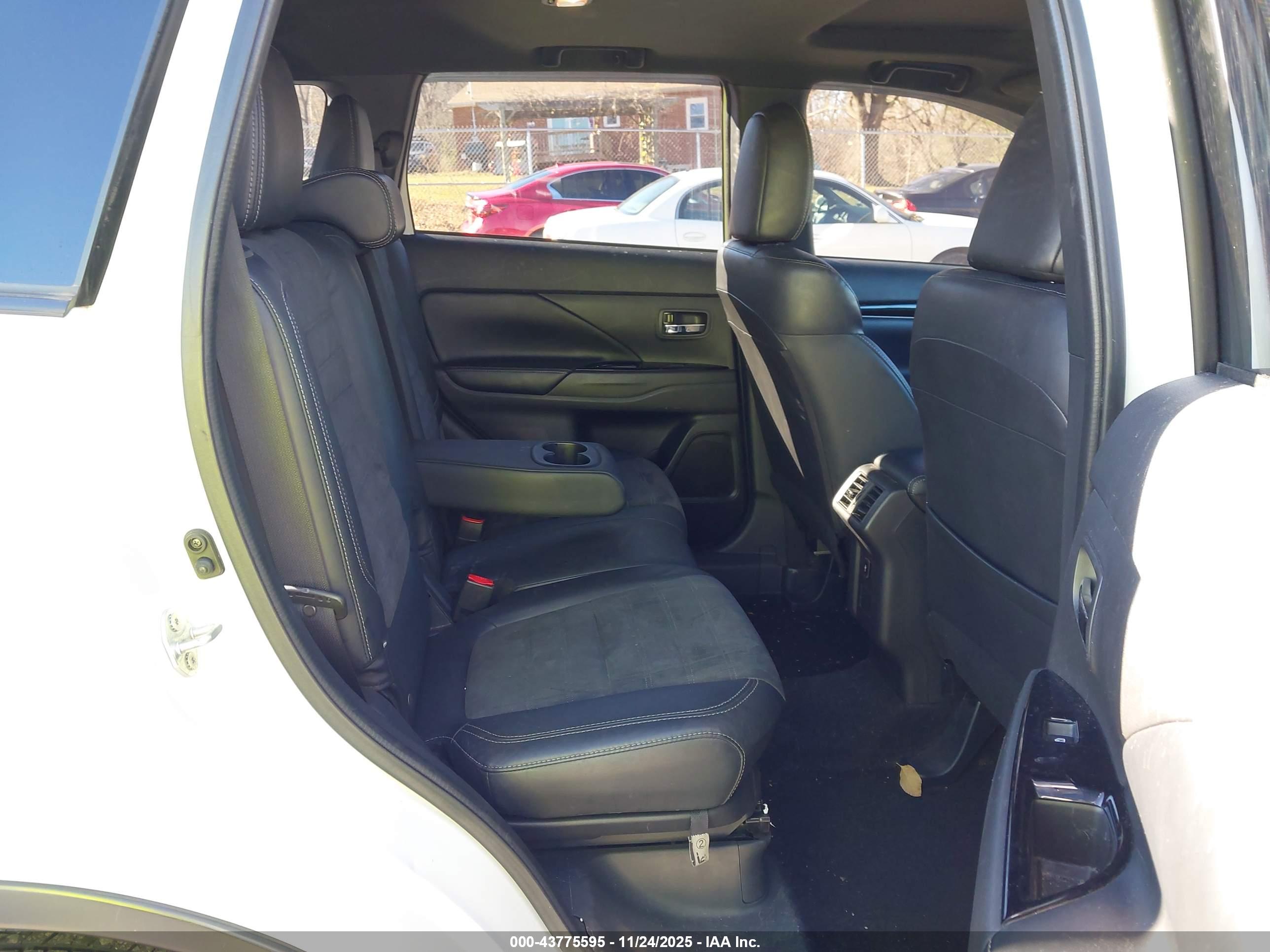 MITSUBISHI OUTLANDER image 8