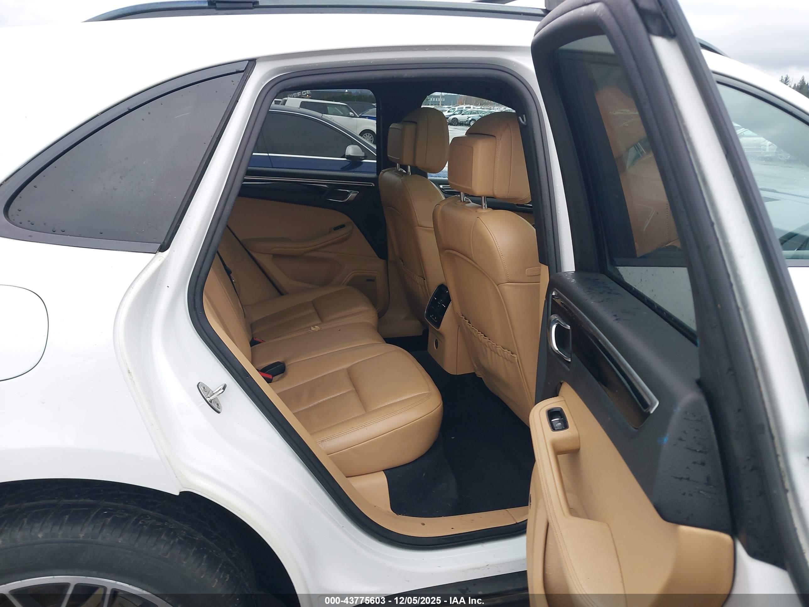 PORSCHE MACAN image 8