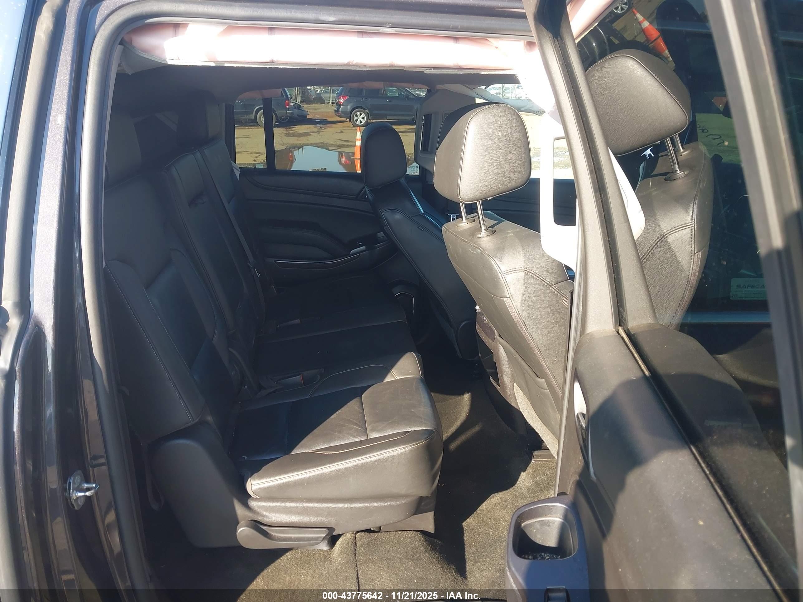 CHEVROLET SUBURBAN image 8