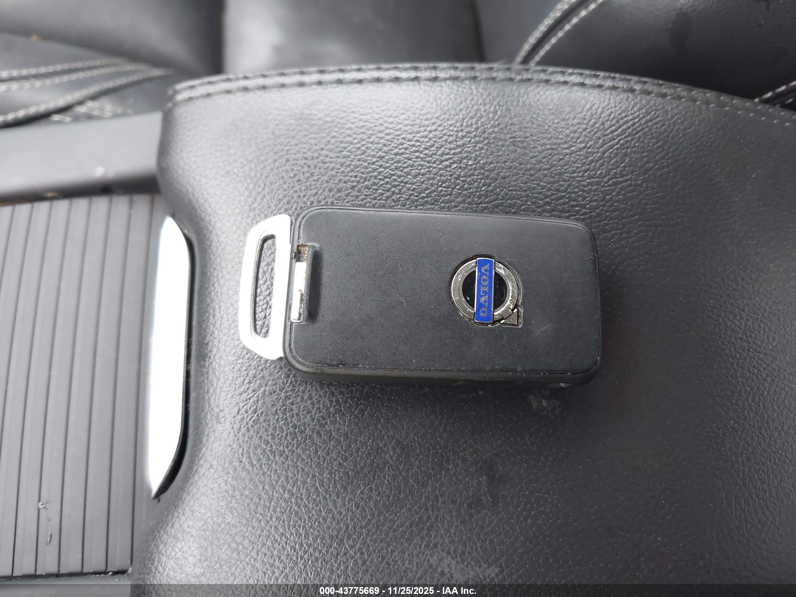 VOLVO S60 image 11