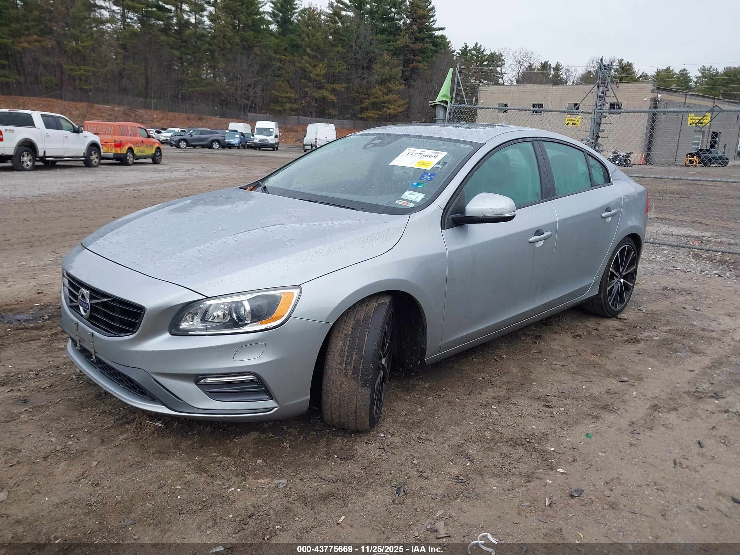 VOLVO S60 image 2