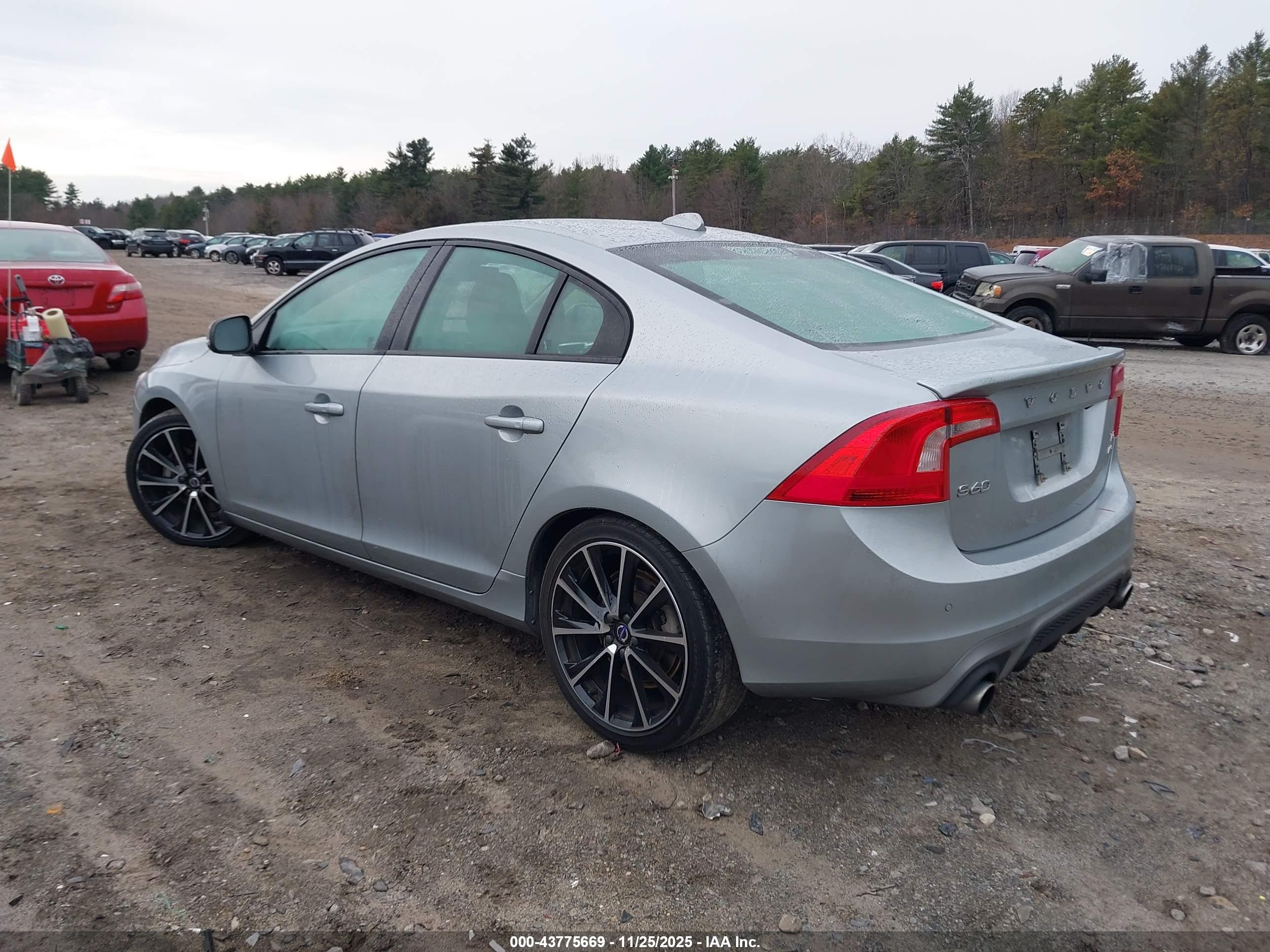 VOLVO S60 image 3