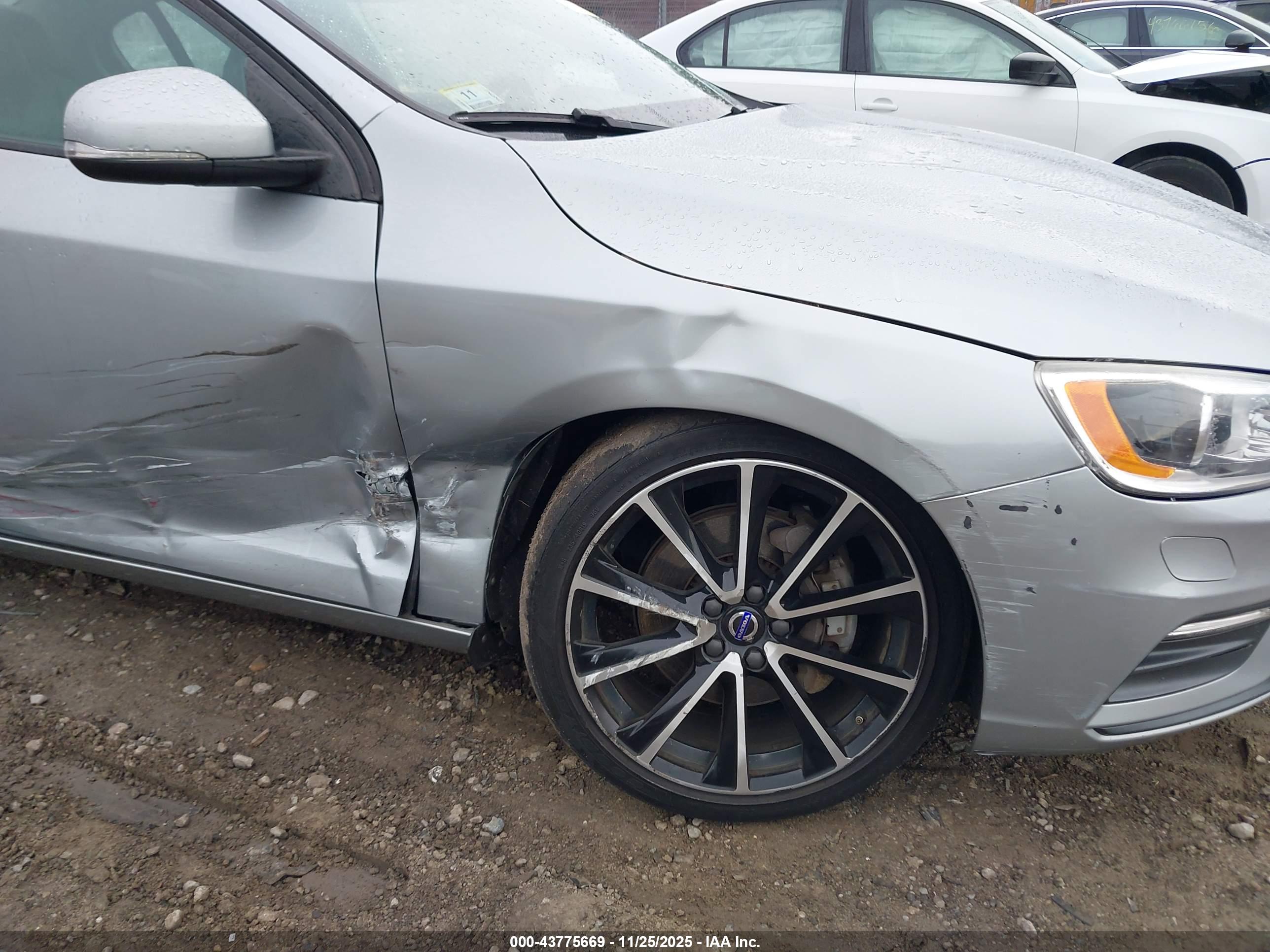 VOLVO S60 image 6