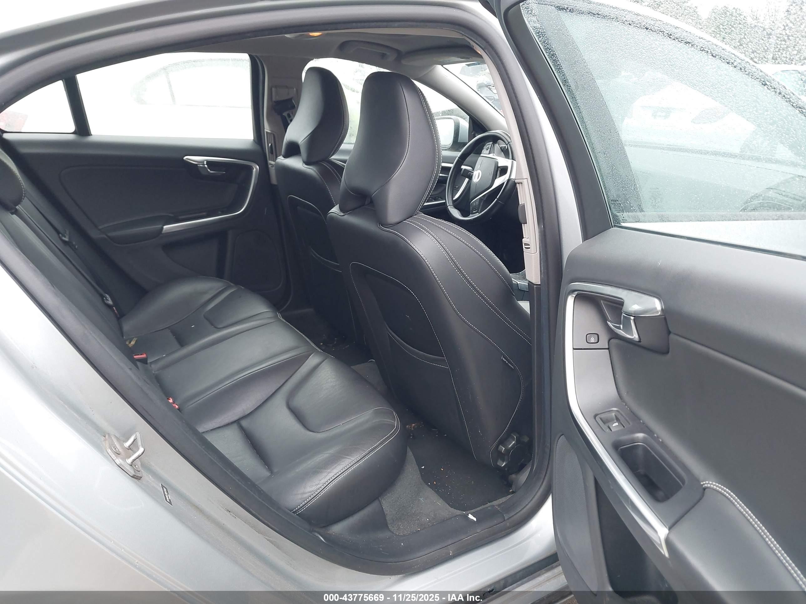 VOLVO S60 image 8