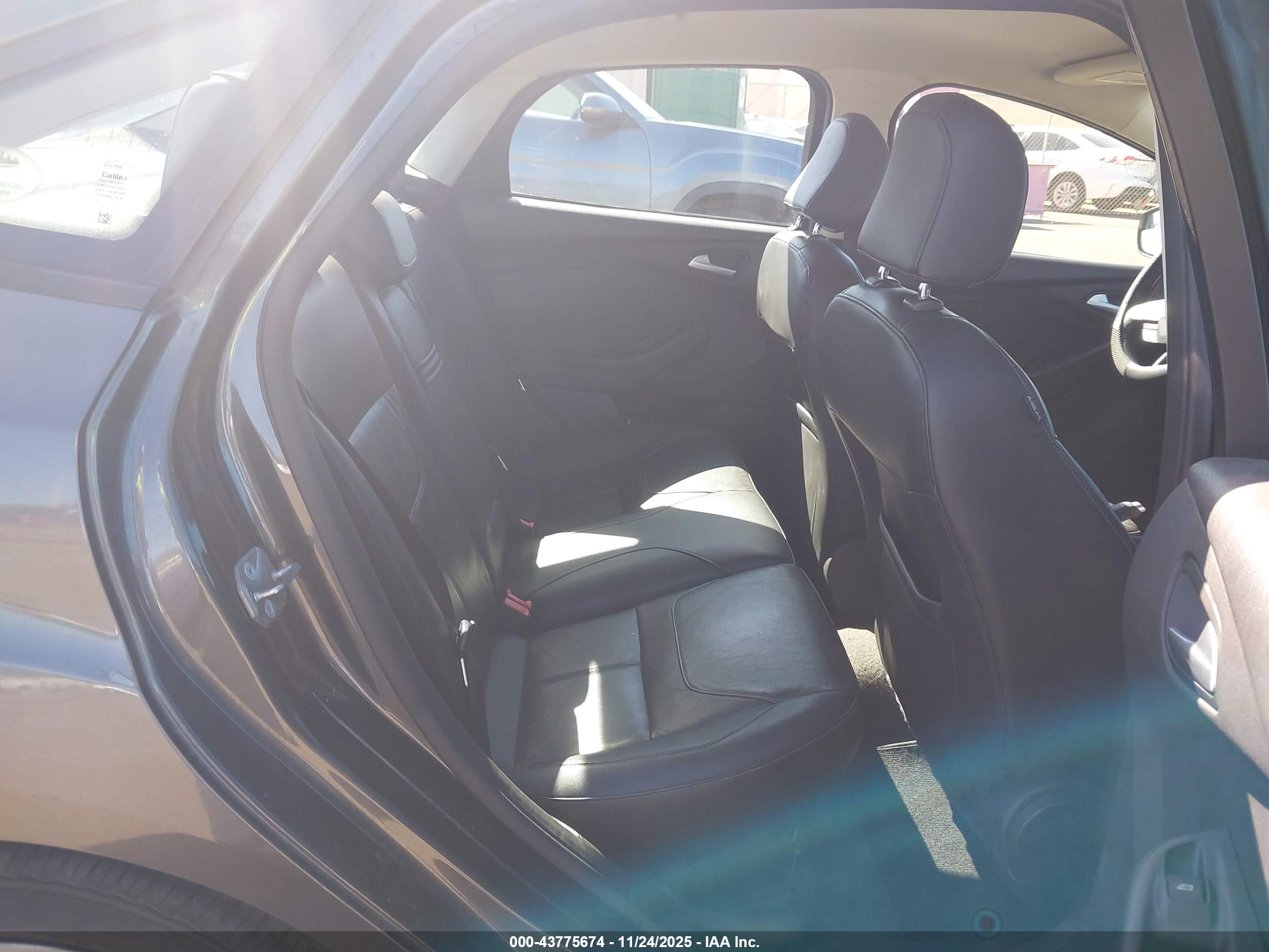 FORD FOCUS image 8