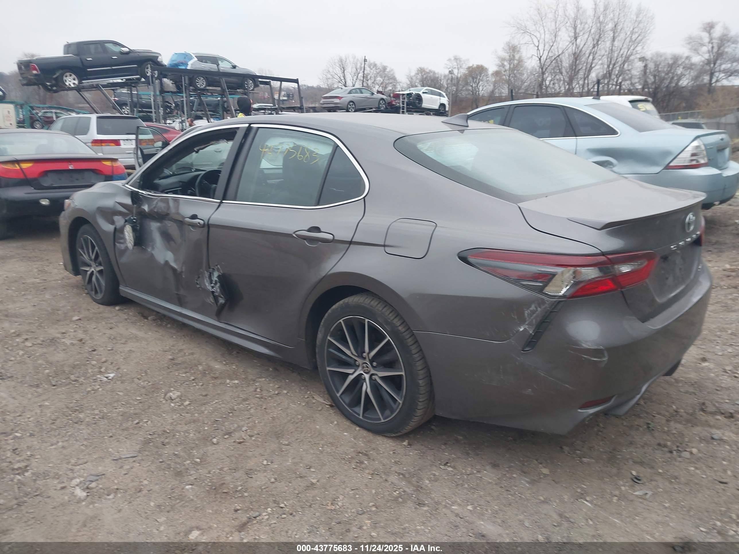 TOYOTA CAMRY image 3