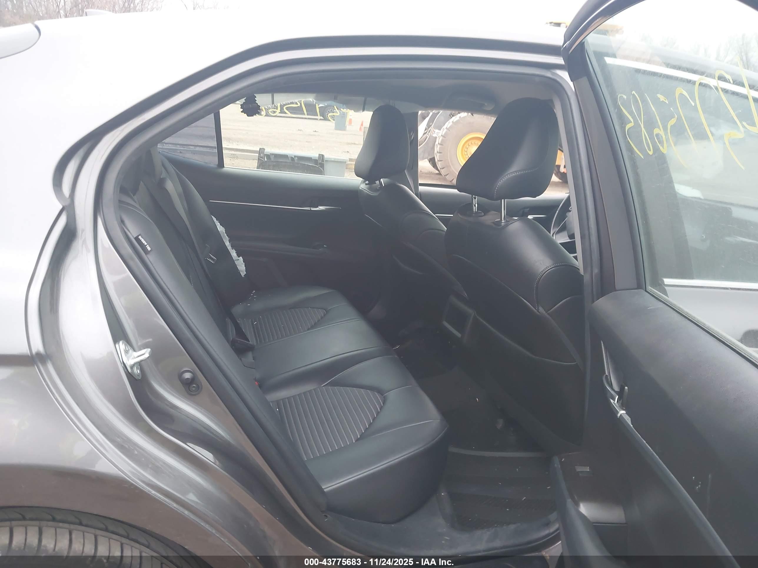 TOYOTA CAMRY image 8