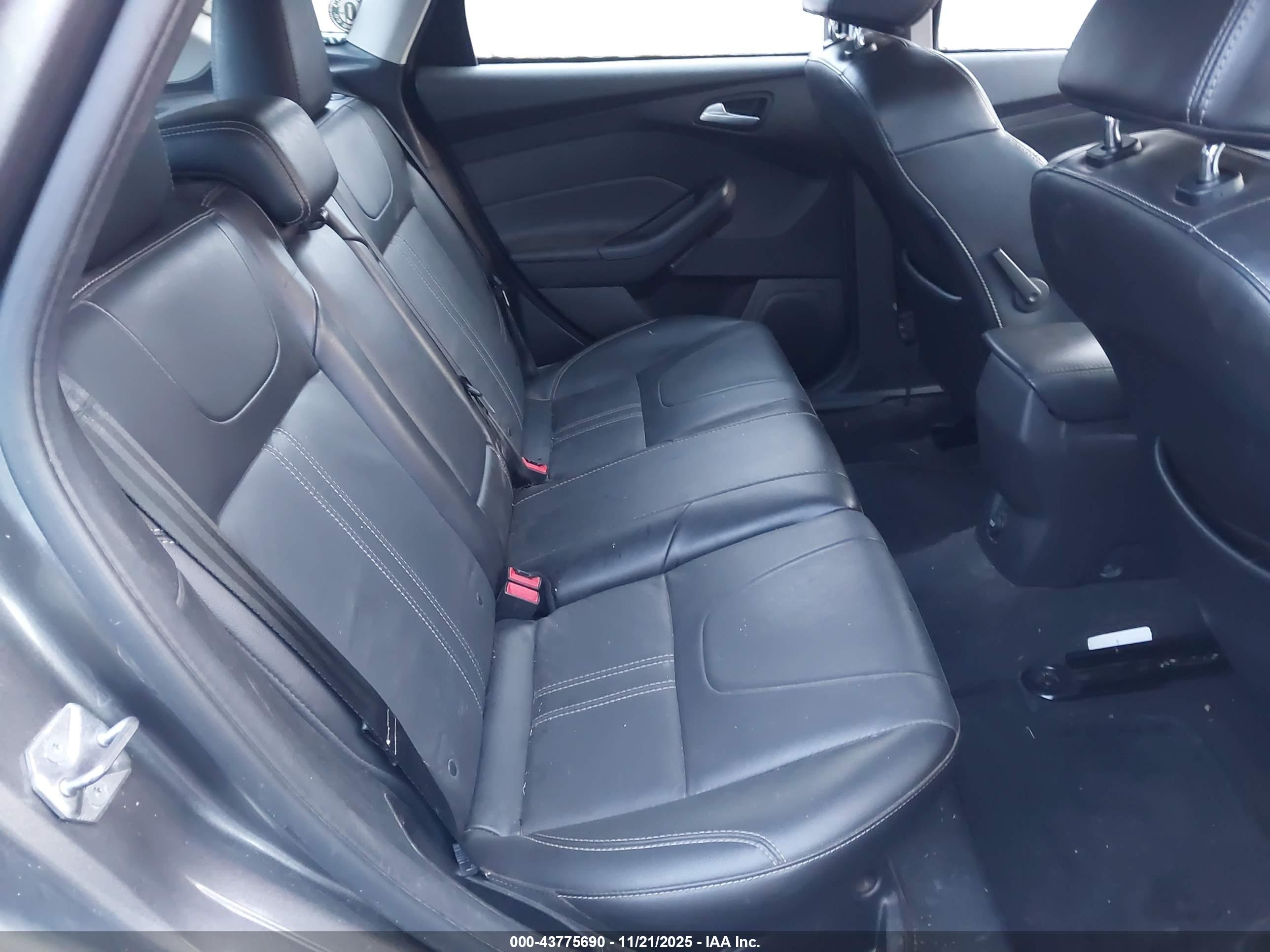 FORD FOCUS image 8