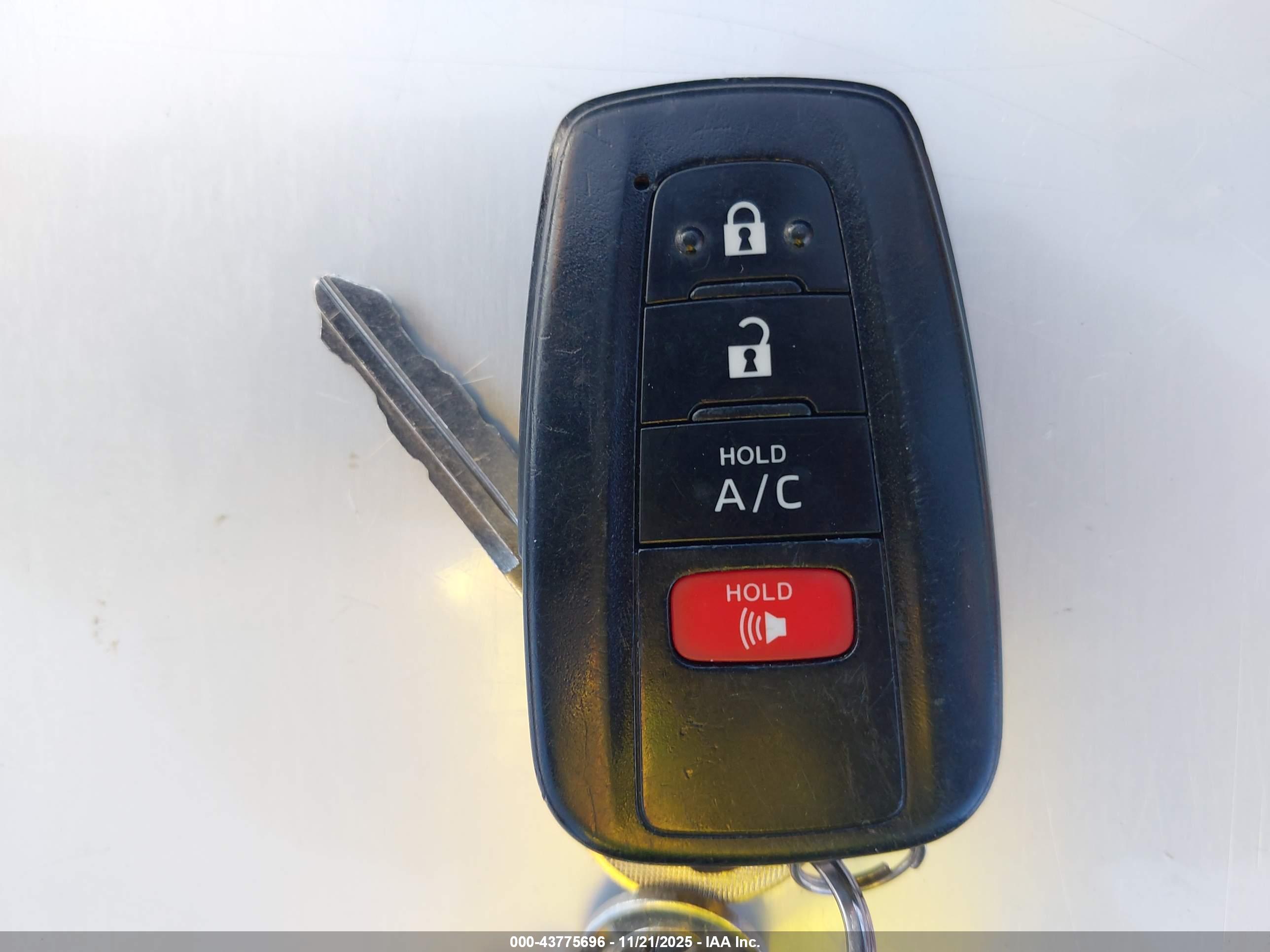 TOYOTA PRIUS image 11