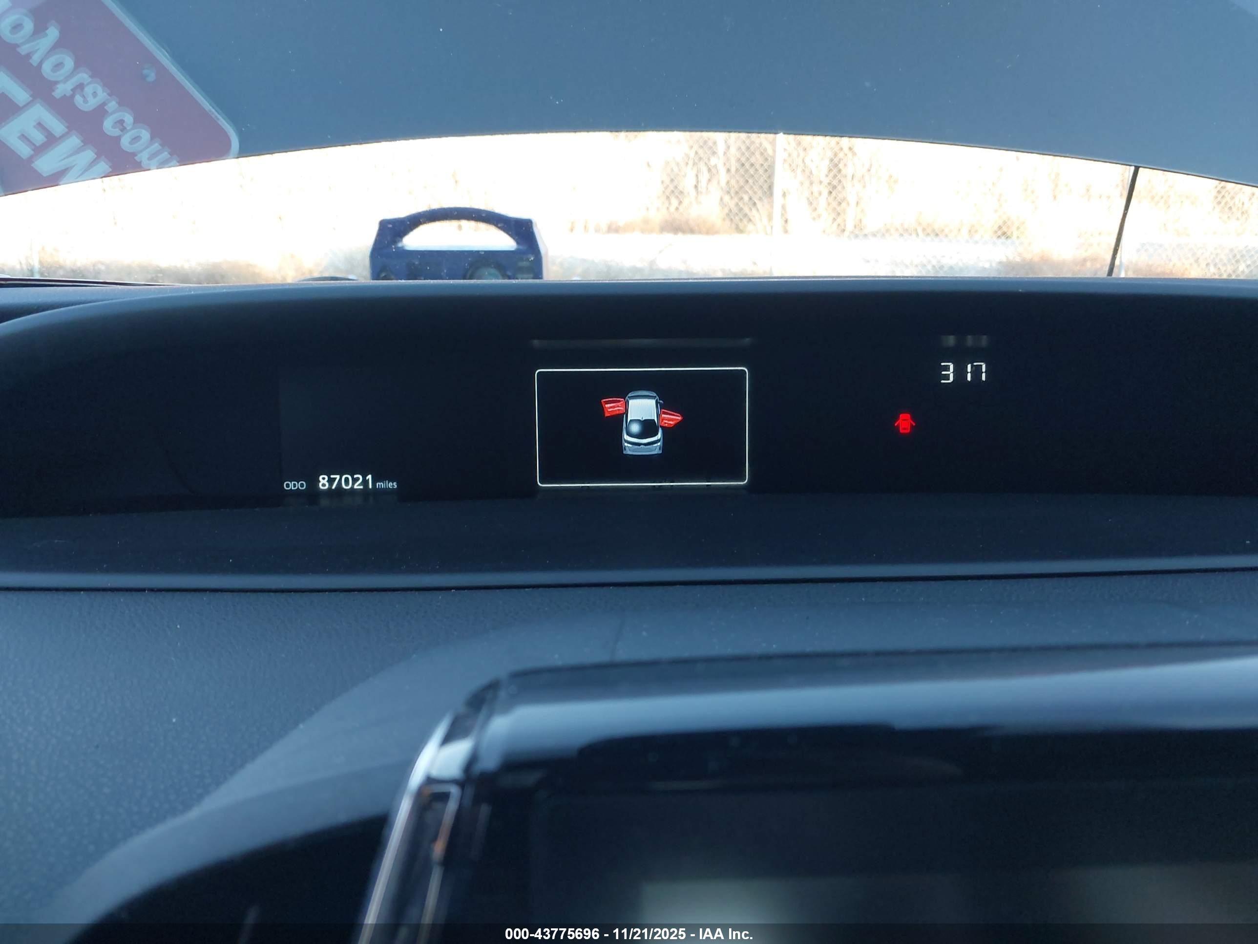 TOYOTA PRIUS image 7