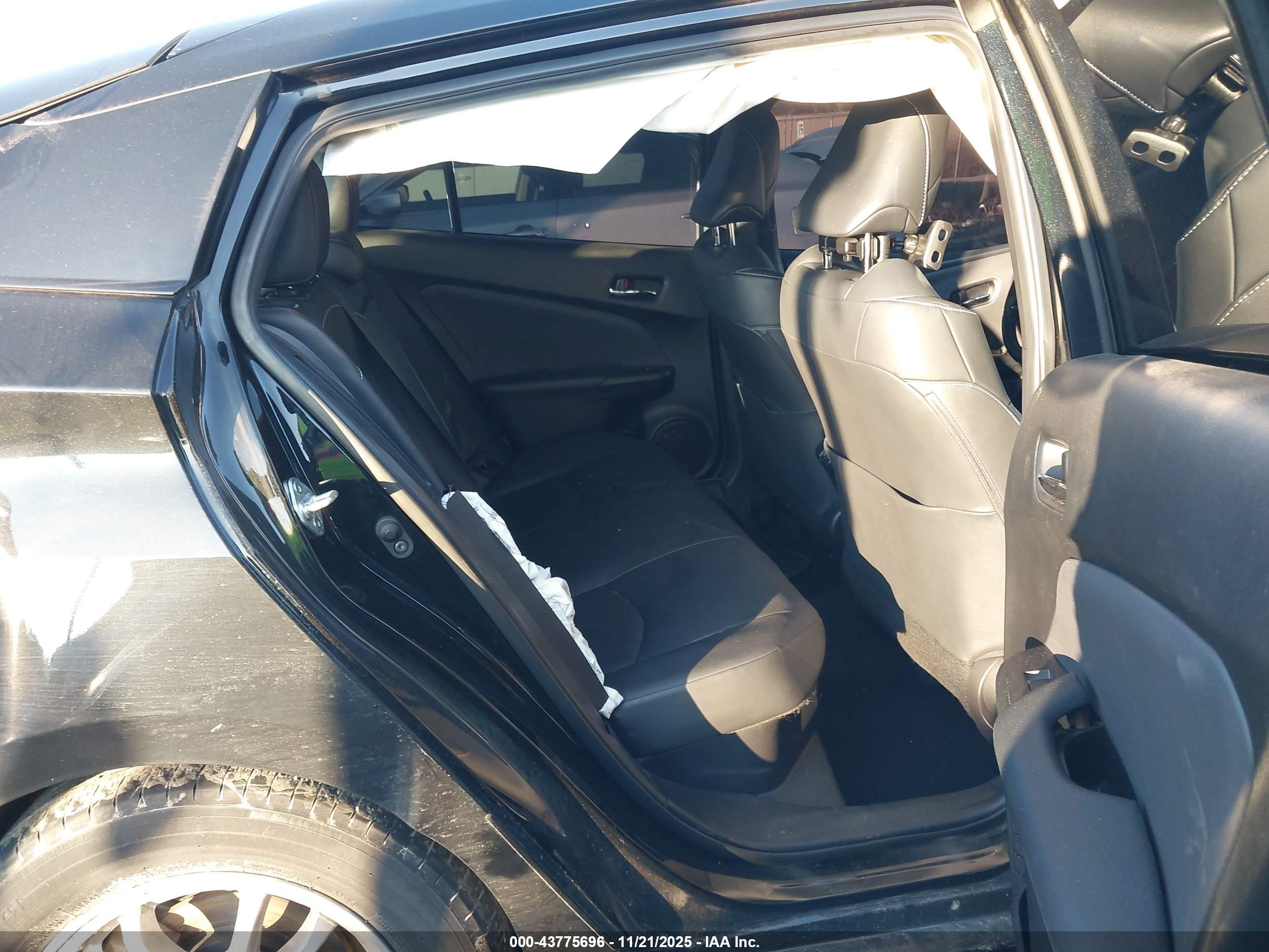 TOYOTA PRIUS image 8