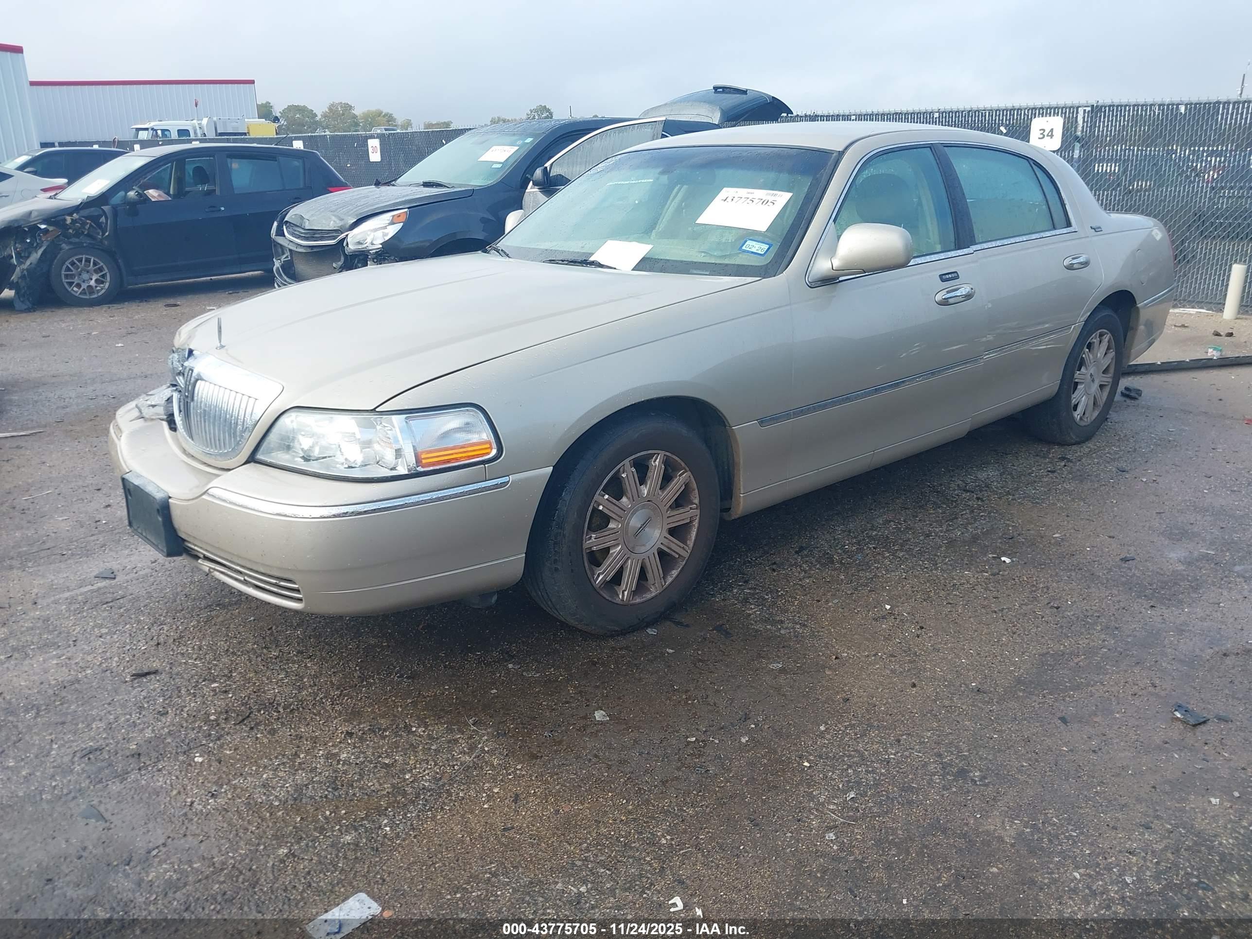 LINCOLN TOWN image 2