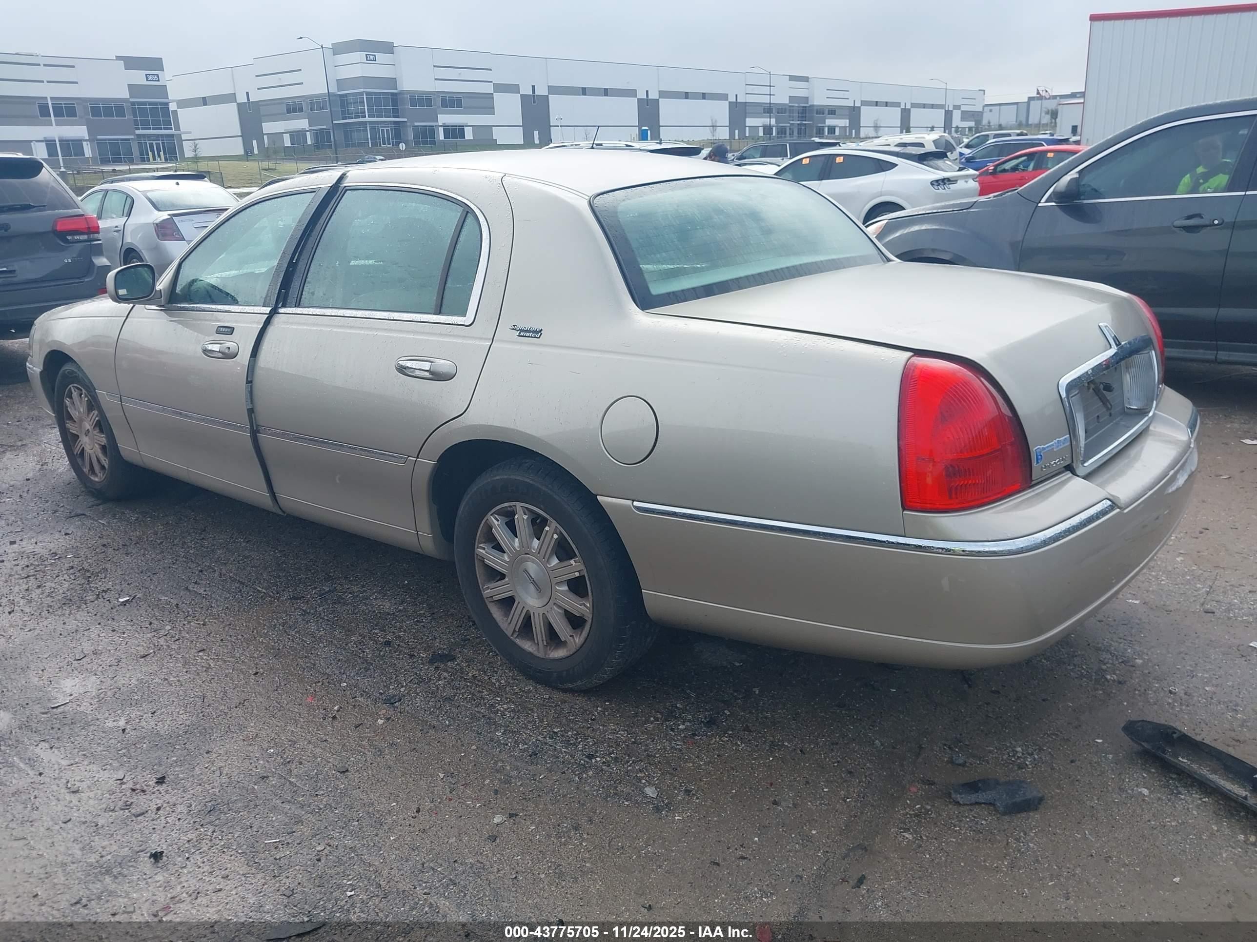 LINCOLN TOWN image 3