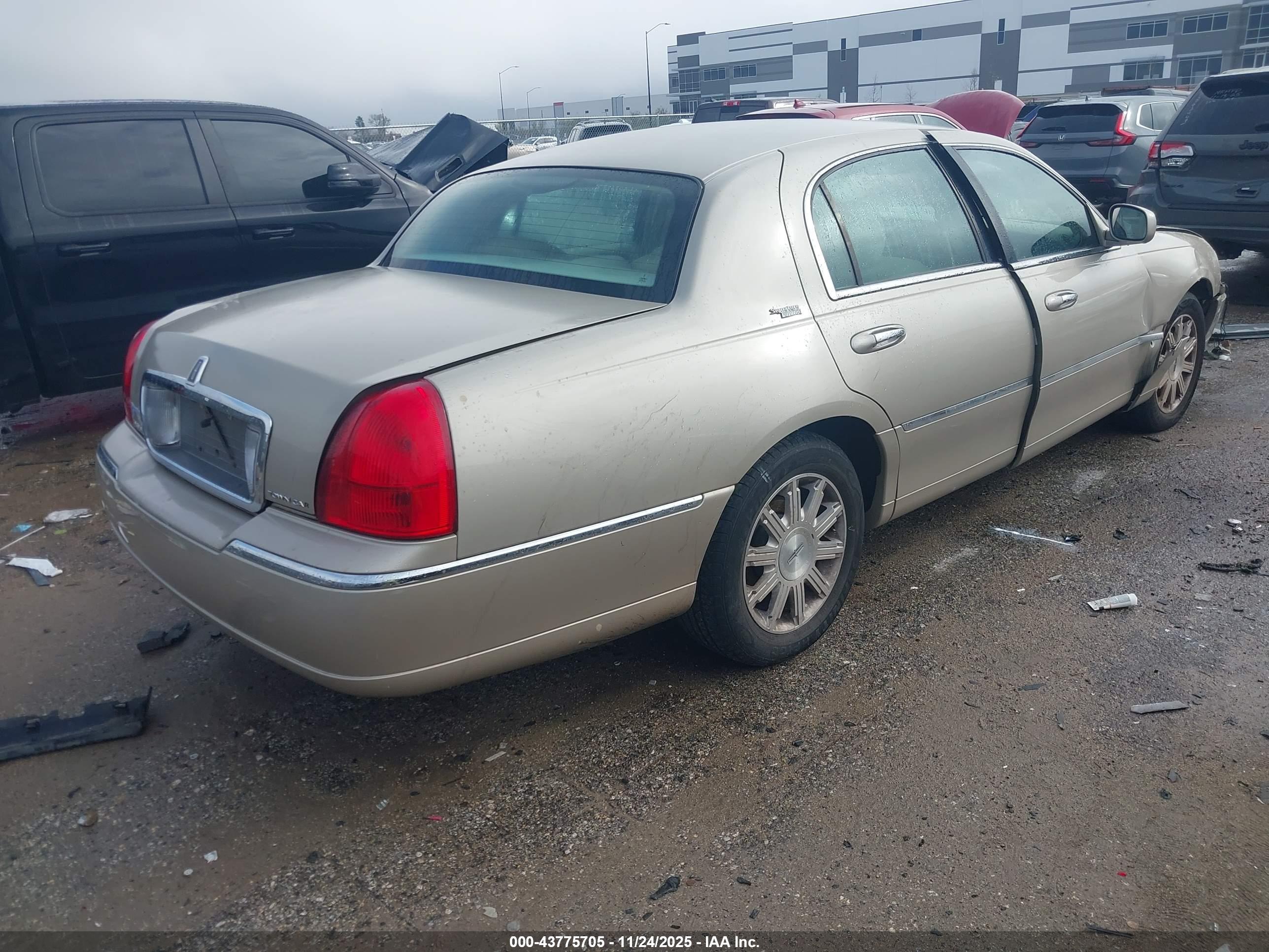LINCOLN TOWN image 4