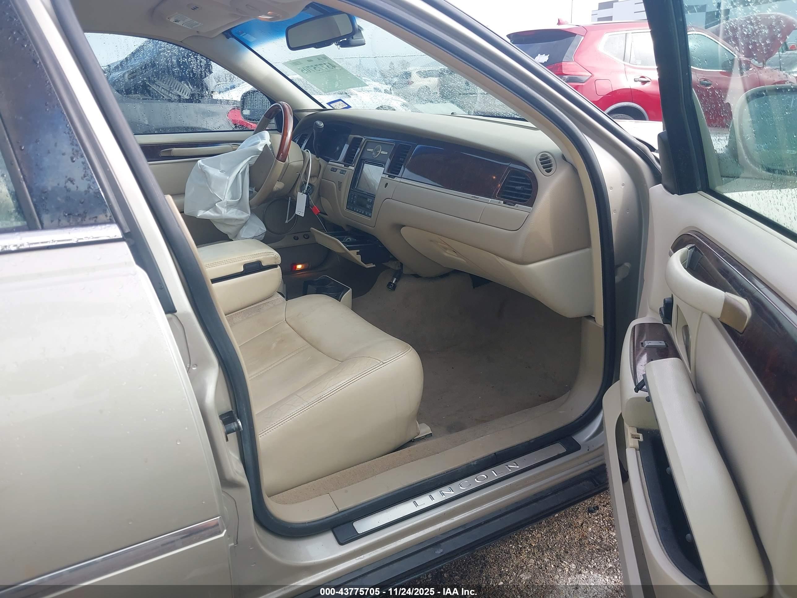 LINCOLN TOWN image 5