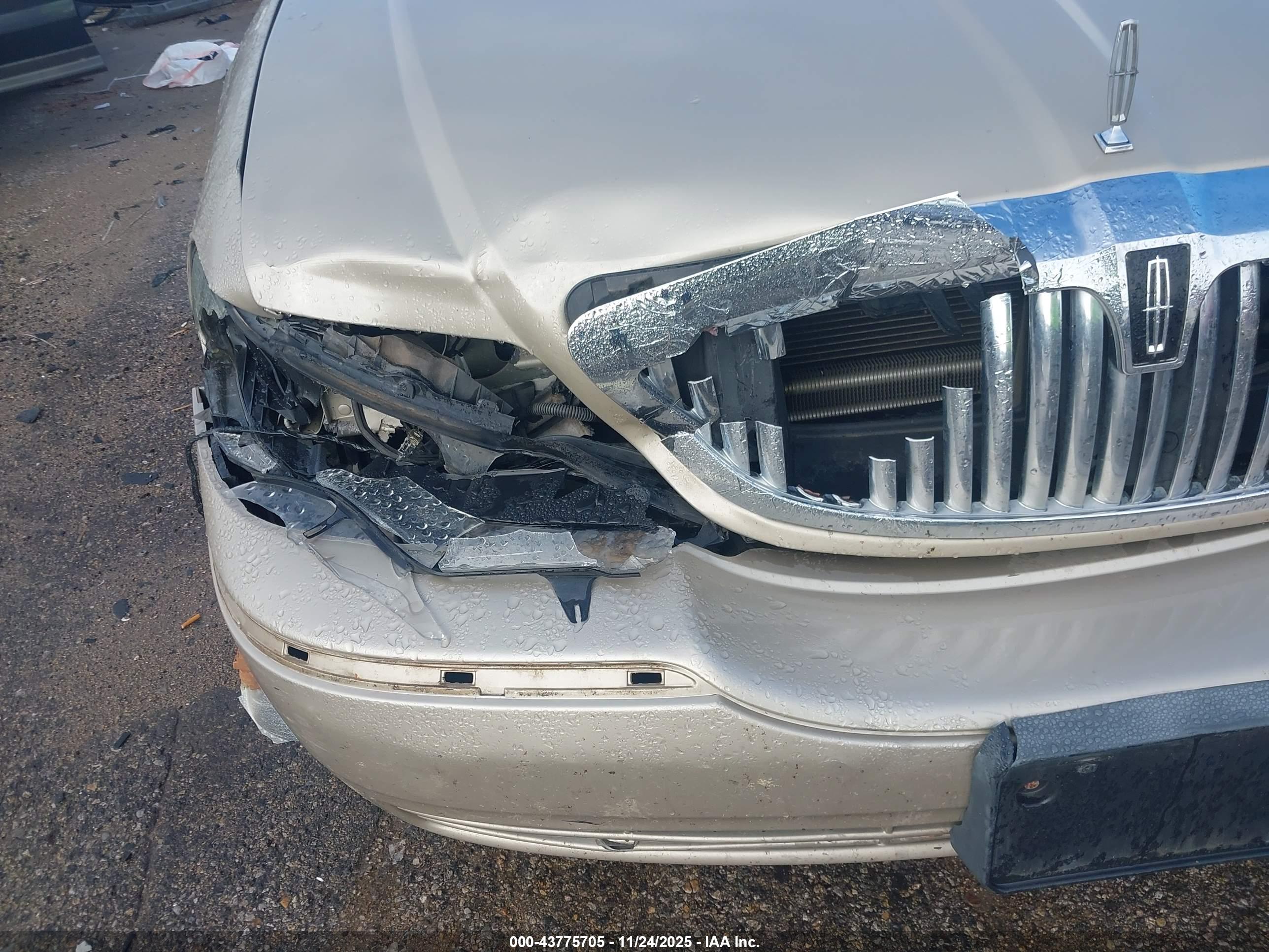 LINCOLN TOWN image 6