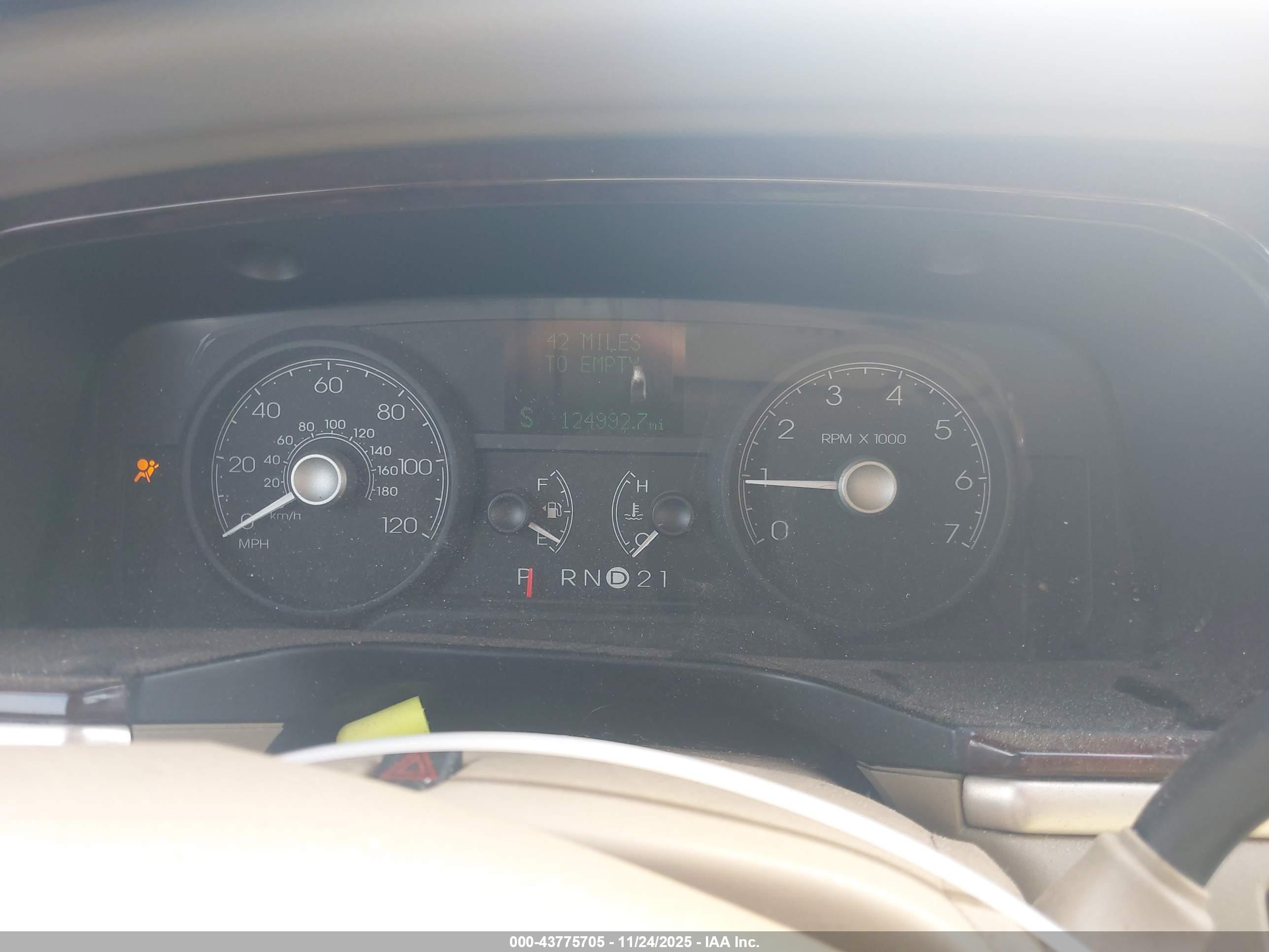 LINCOLN TOWN image 7