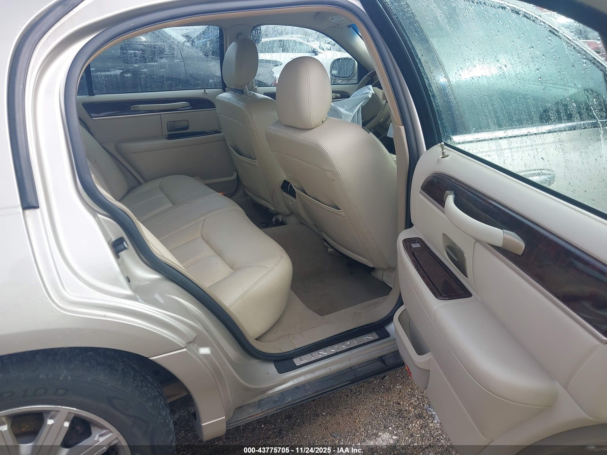 LINCOLN TOWN image 8