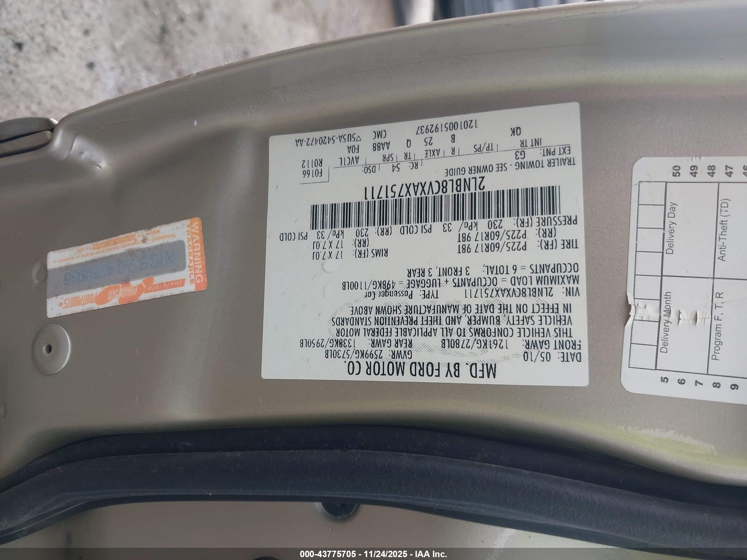 LINCOLN TOWN image 9