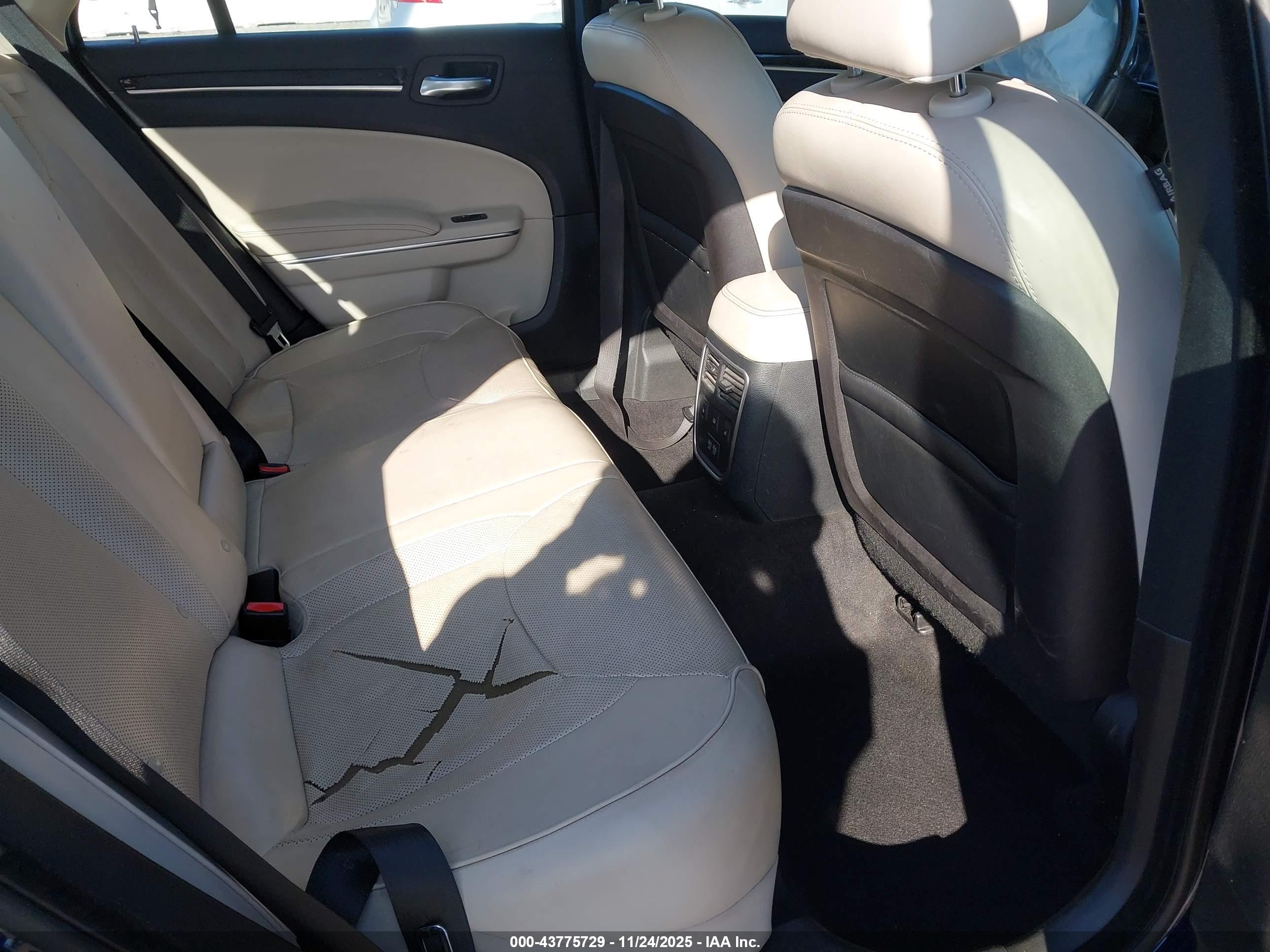 CHRYSLER 300C image 8