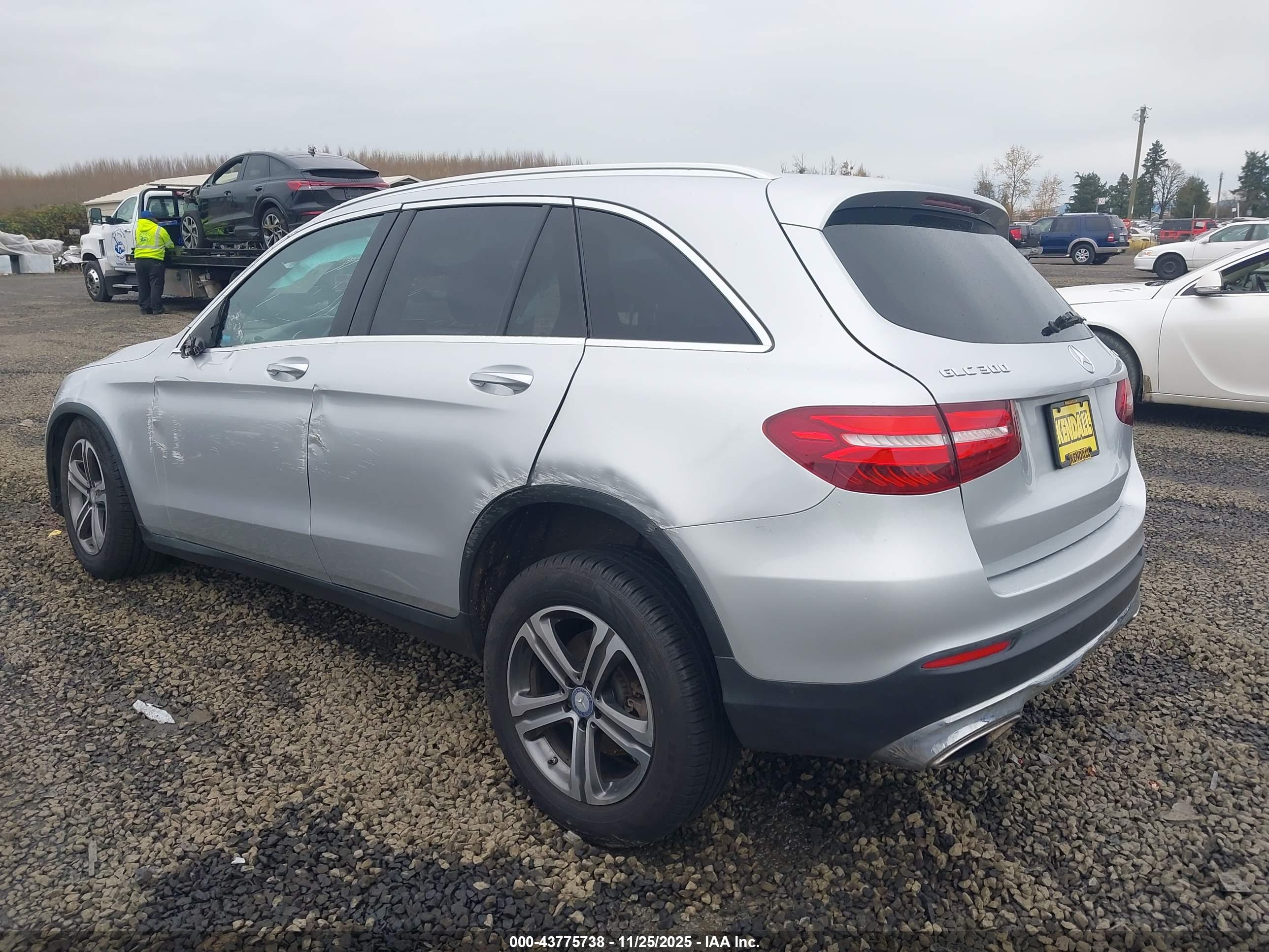 MERCEDES-BENZ GLC image 3