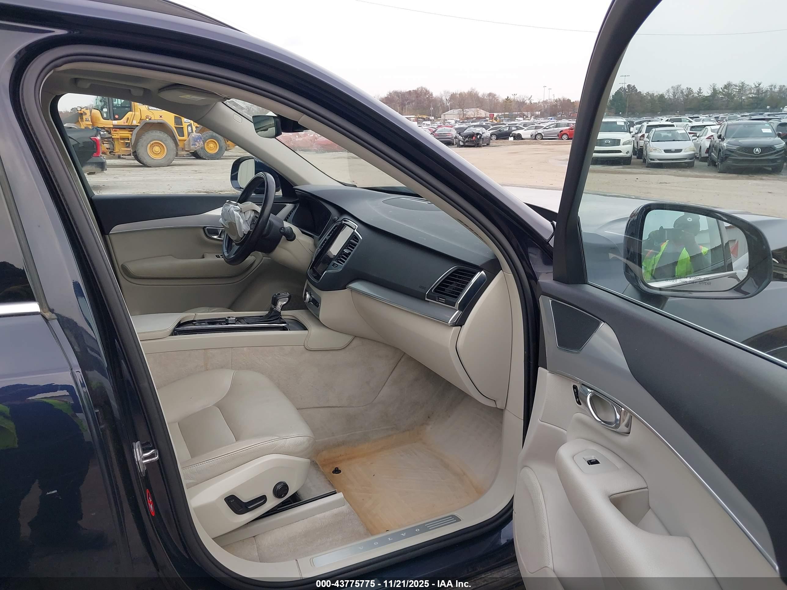 VOLVO XC90 image 5