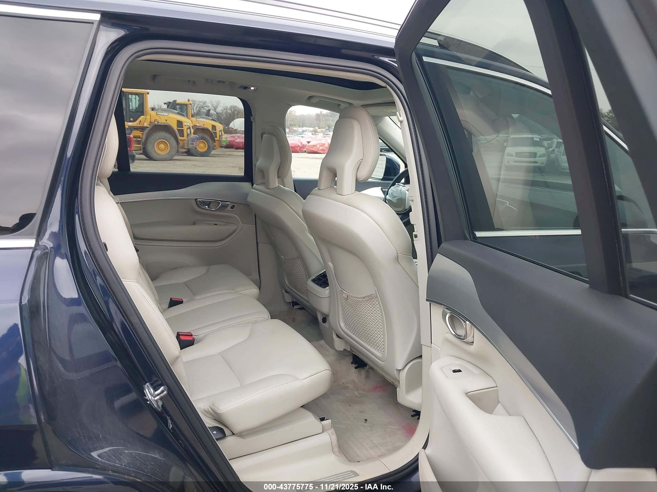 VOLVO XC90 image 8