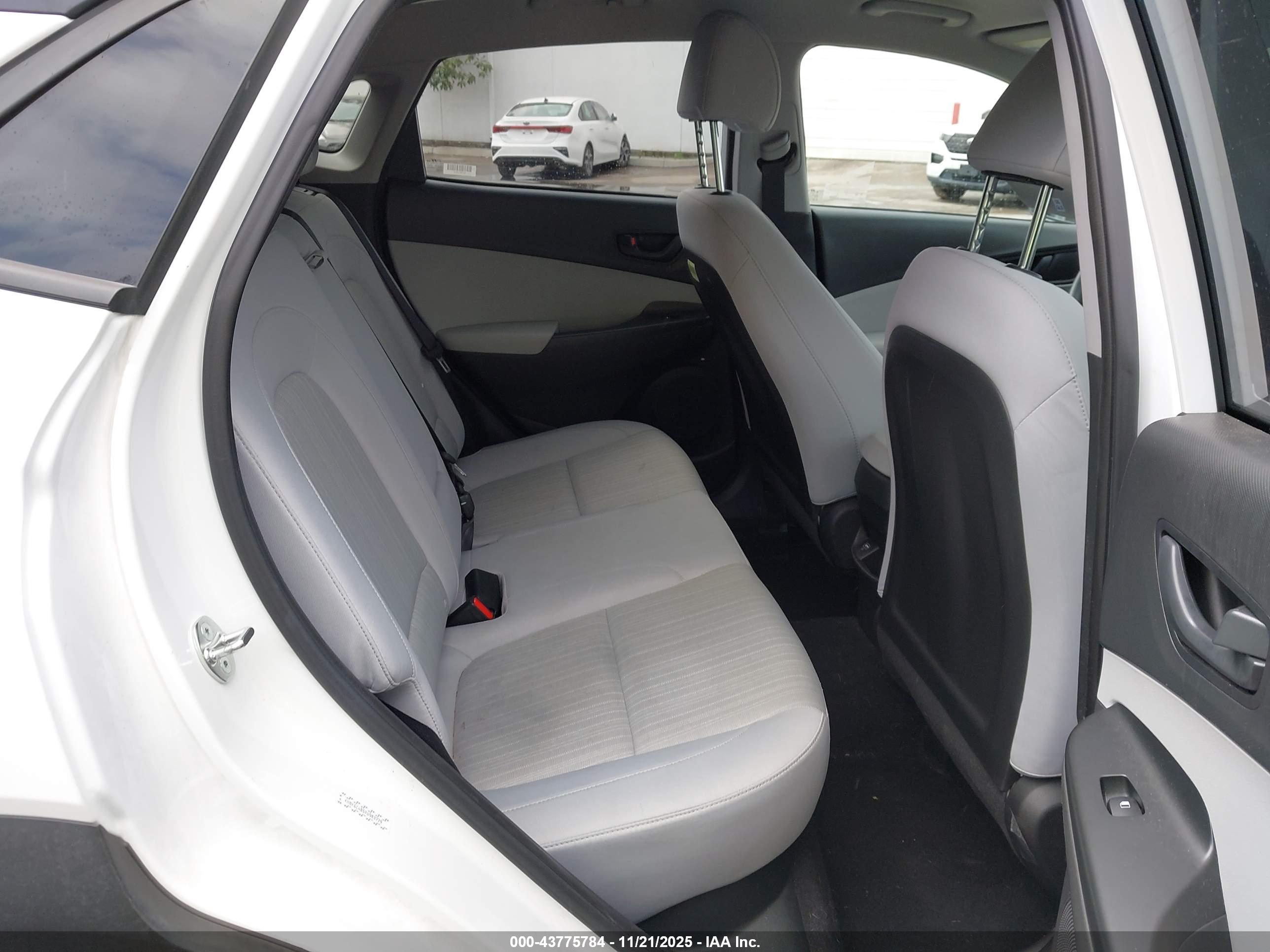 HYUNDAI KONA image 8