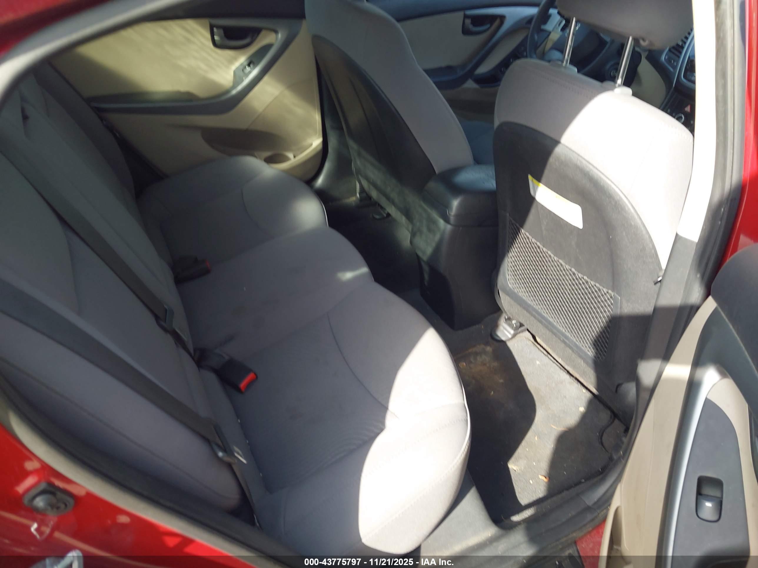 HYUNDAI ELANTRA image 8