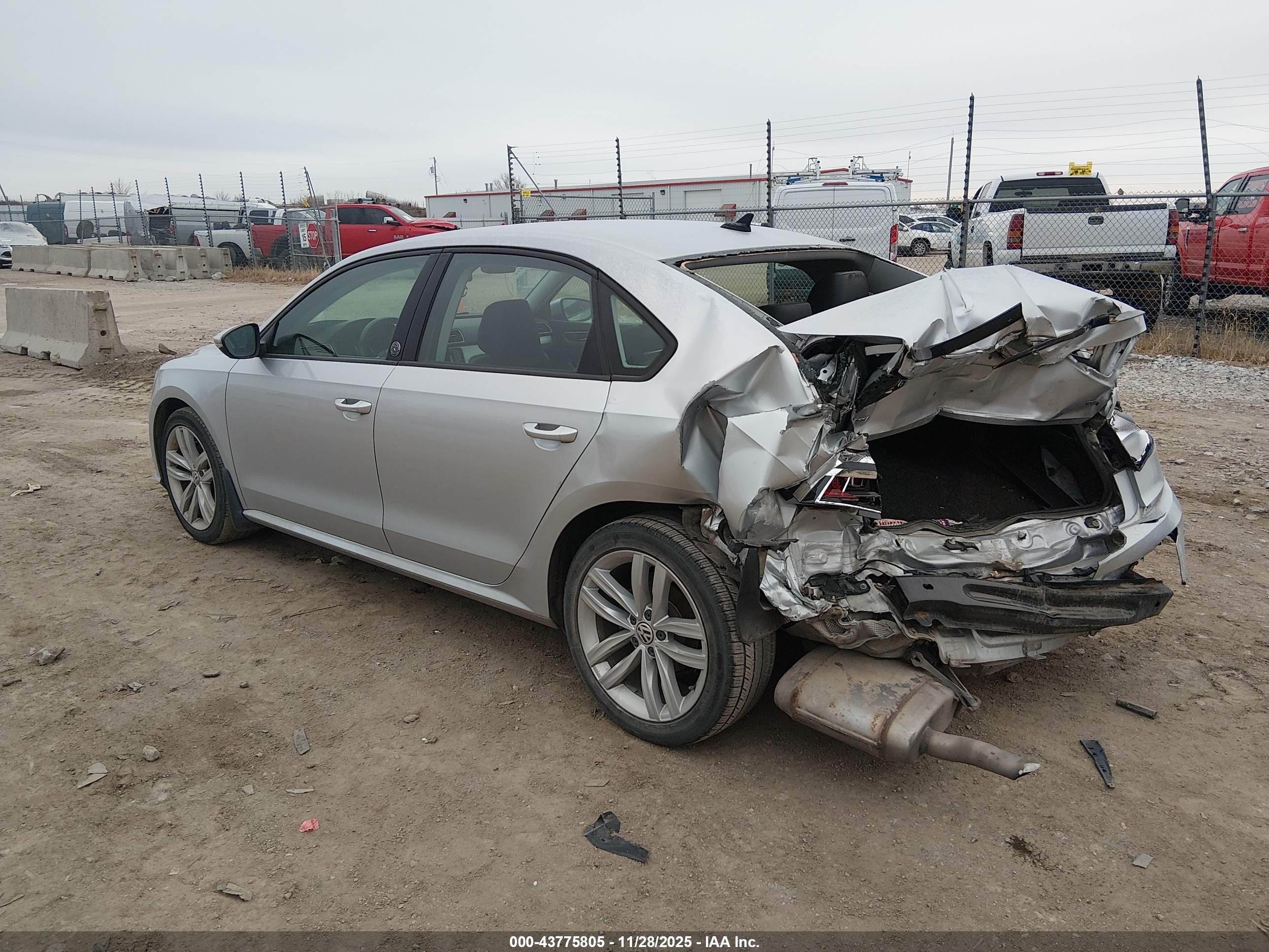 VOLKSWAGEN PASSAT image 3
