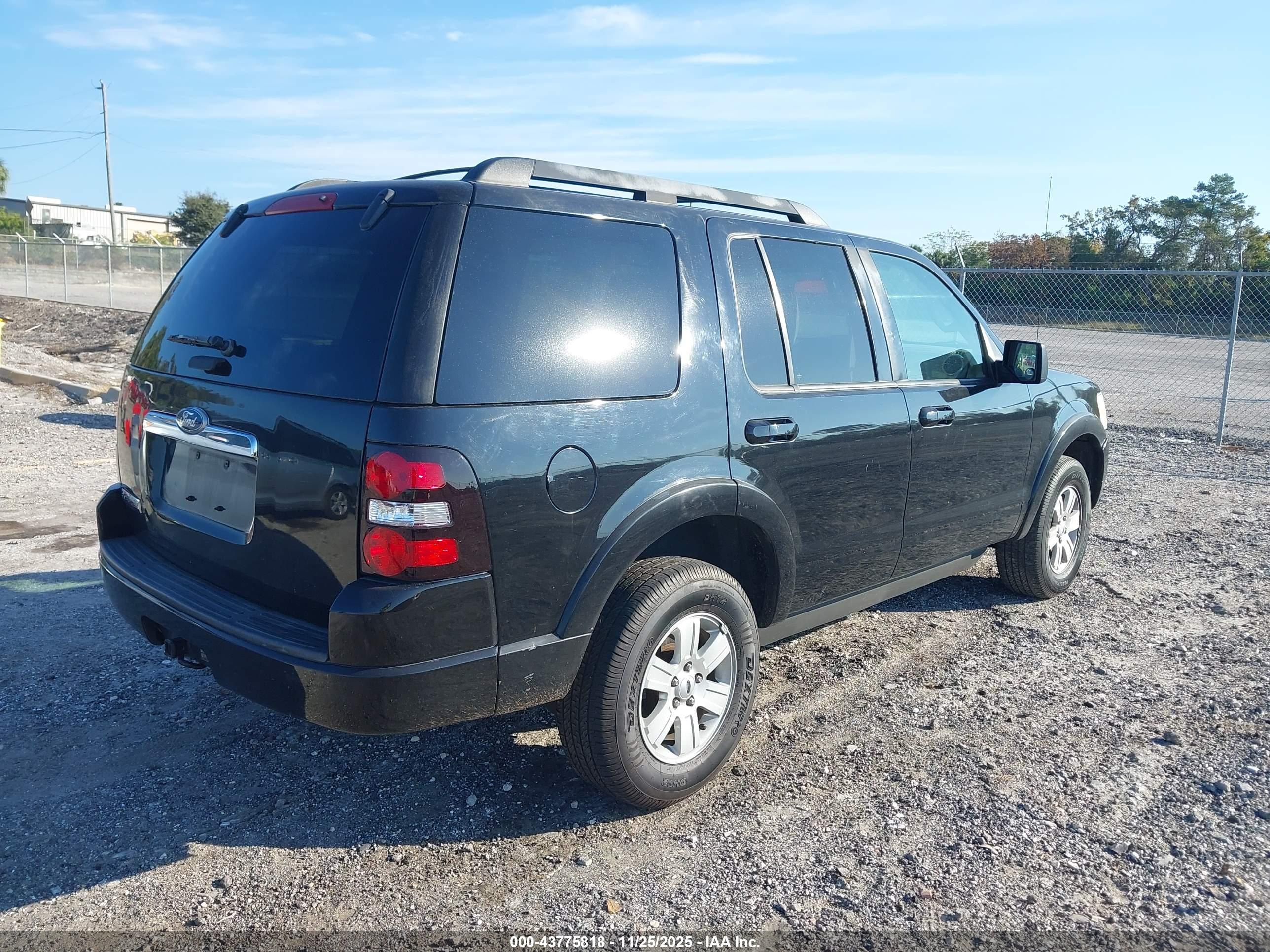 FORD EXPLORER image 4