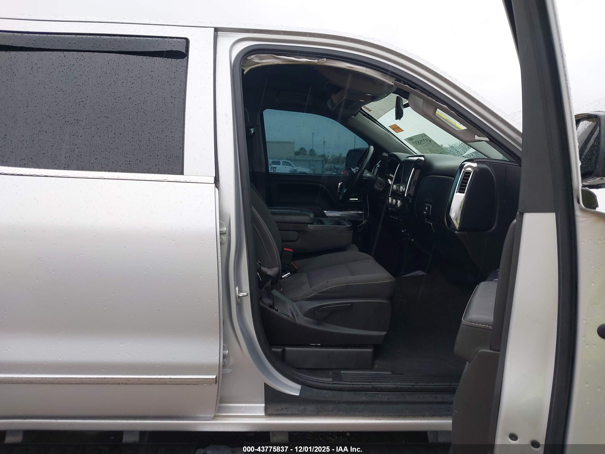 CHEVROLET SILVERADO image 5