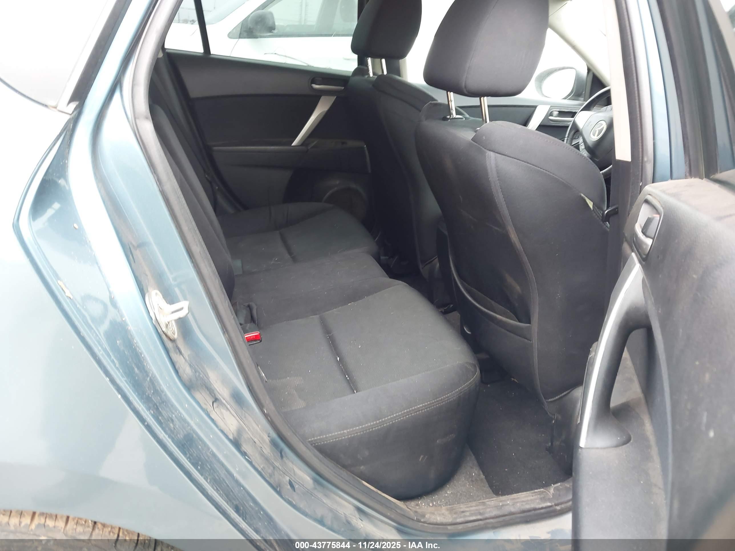 MAZDA MAZDA3 image 8