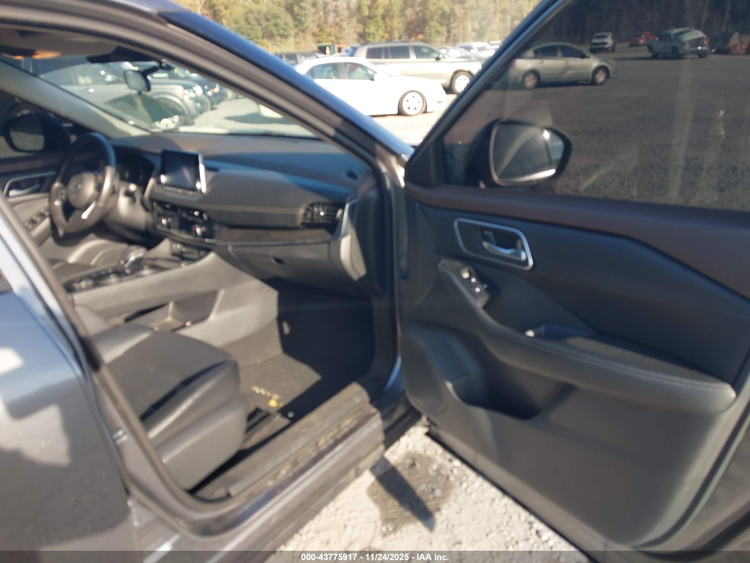 NISSAN ROGUE image 8