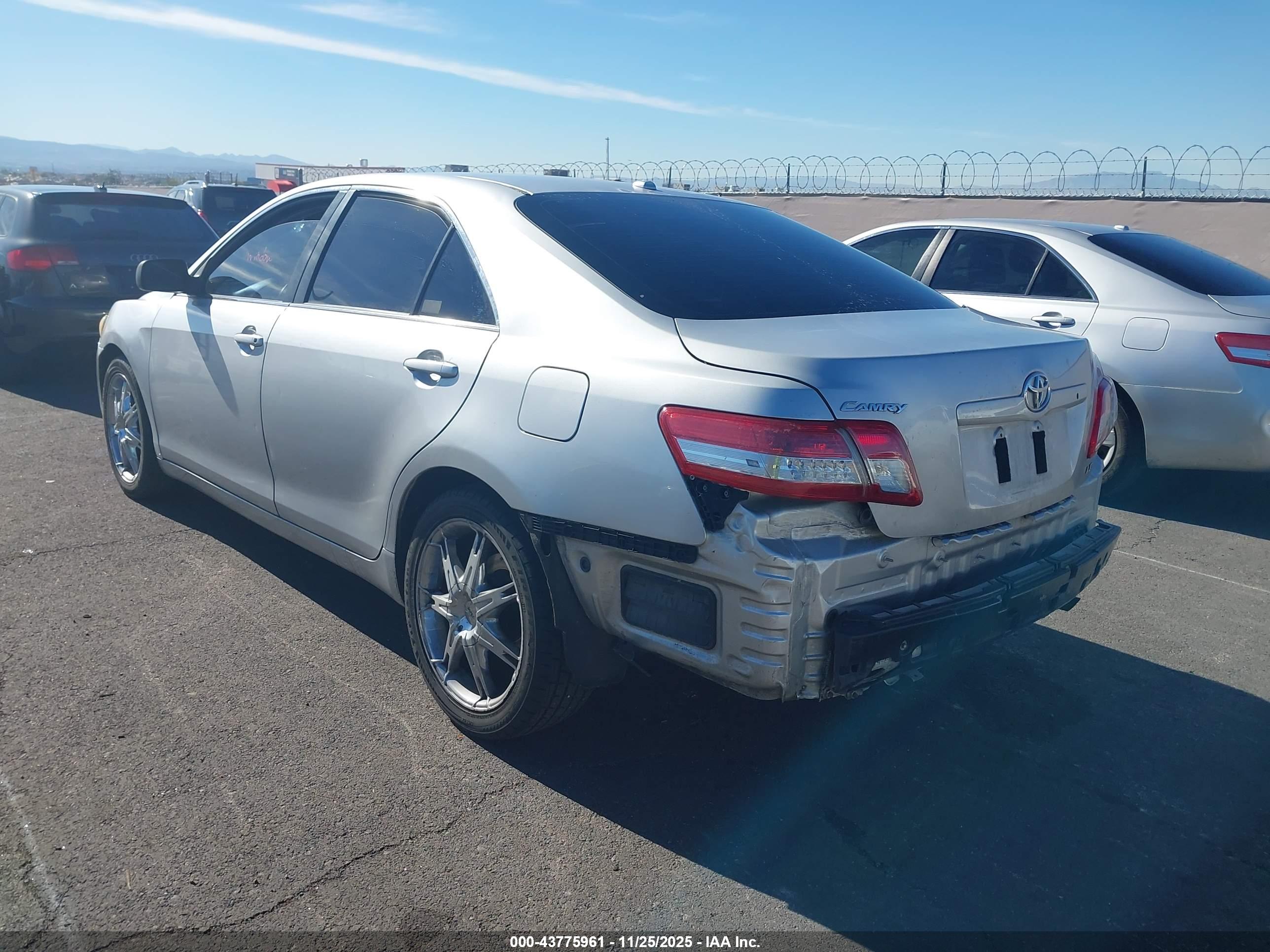 TOYOTA CAMRY image 3