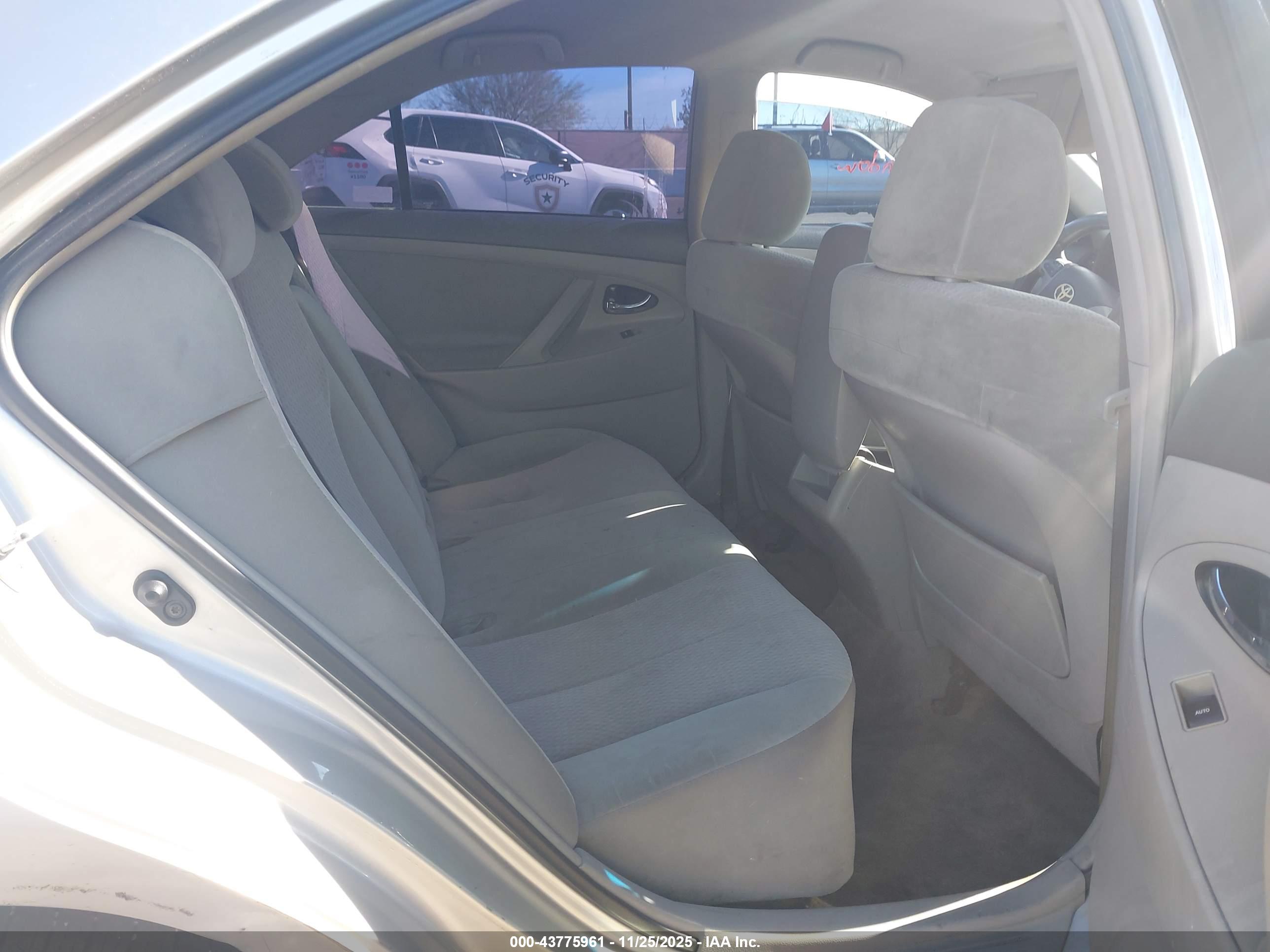 TOYOTA CAMRY image 8