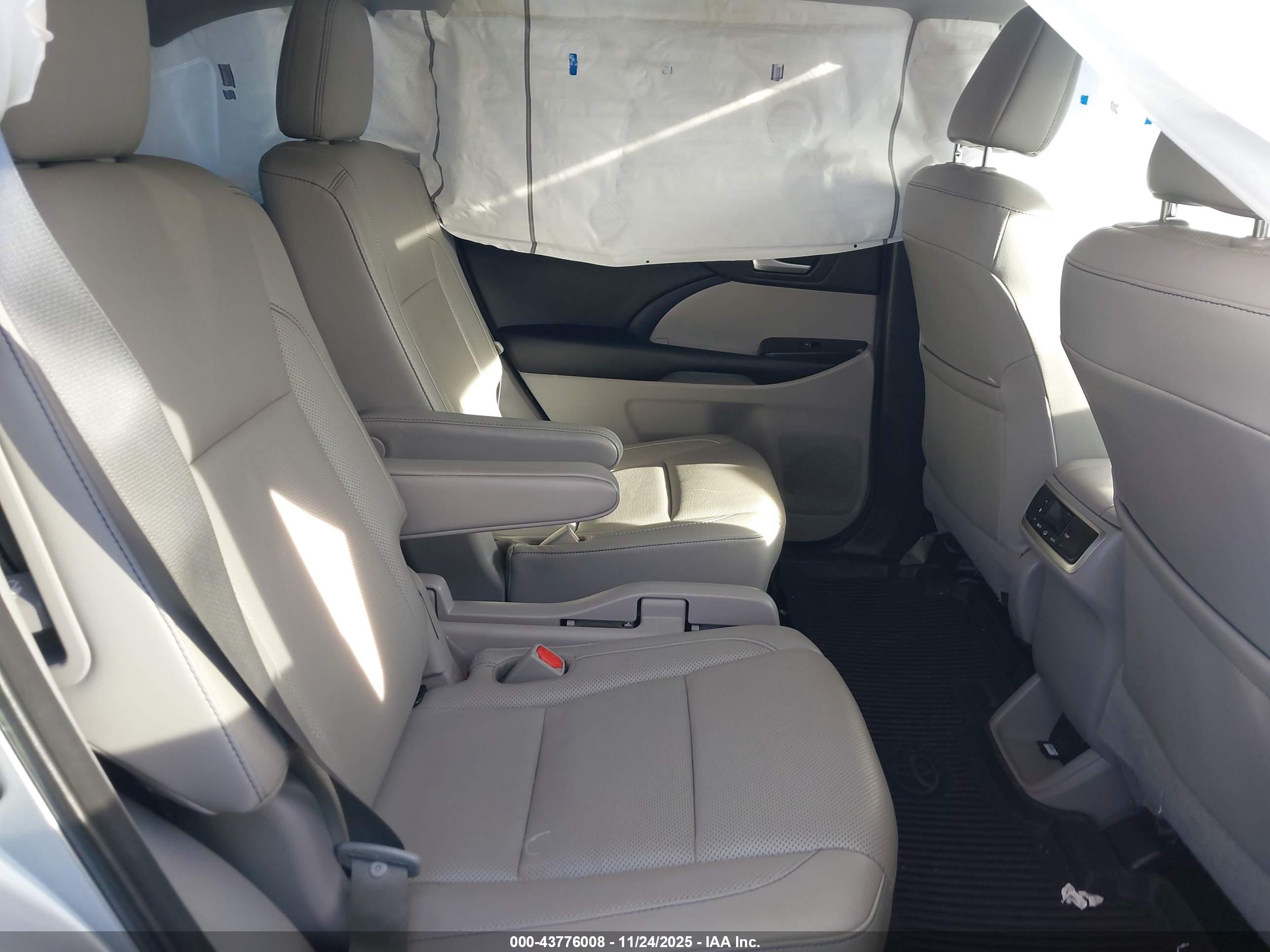 TOYOTA HIGHLANDER image 8