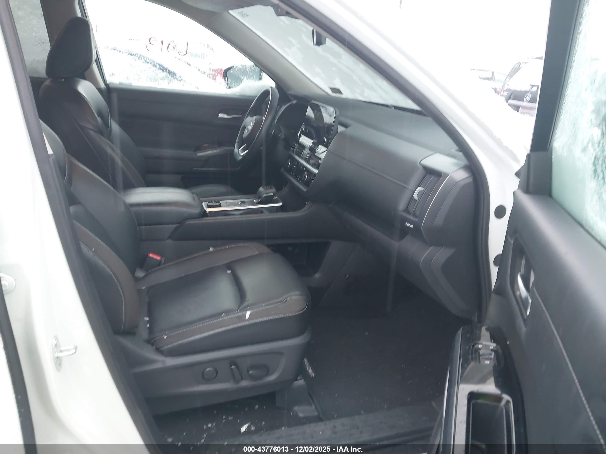 NISSAN PATHFINDER image 5