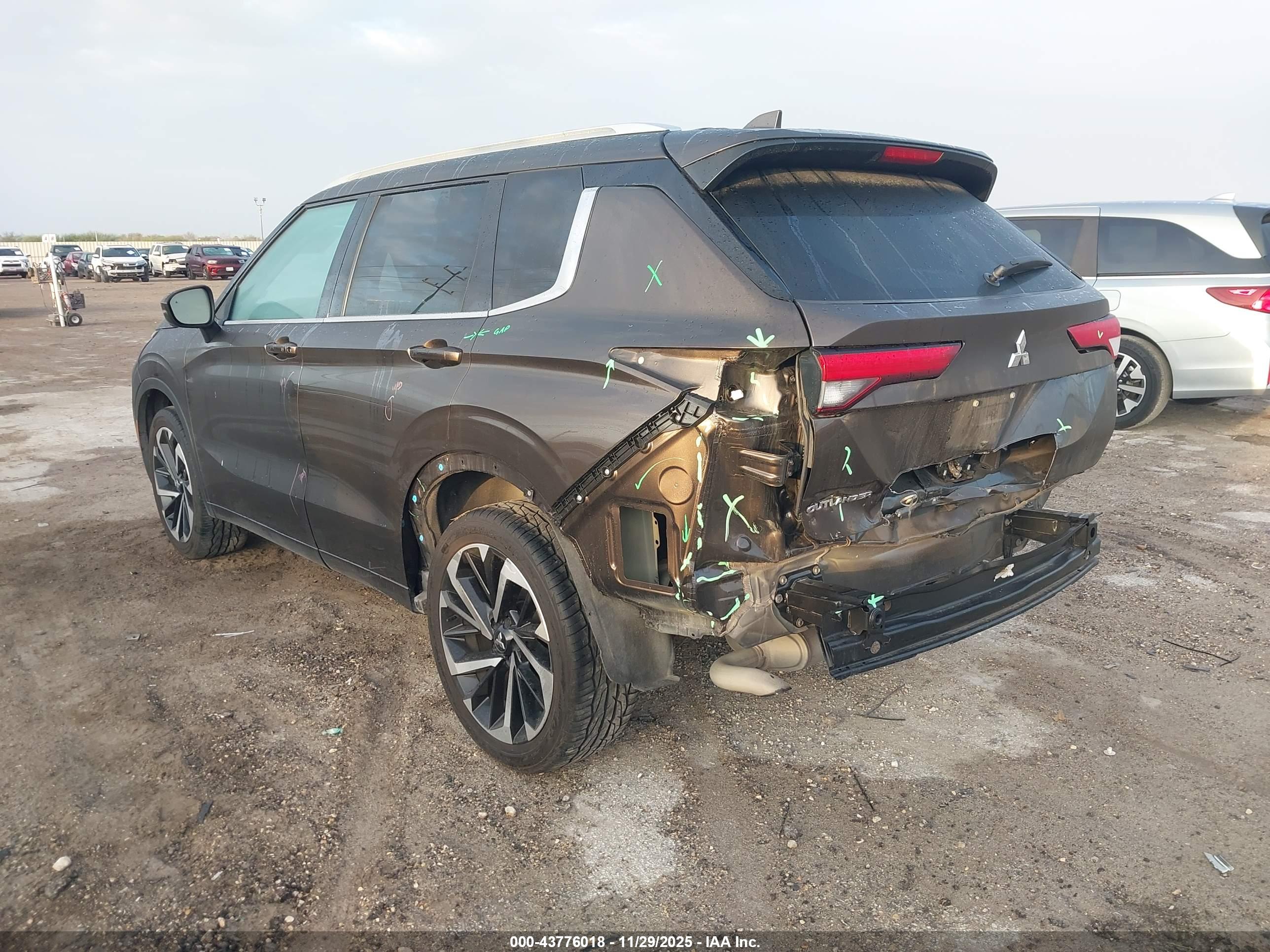 MITSUBISHI OUTLANDER image 3