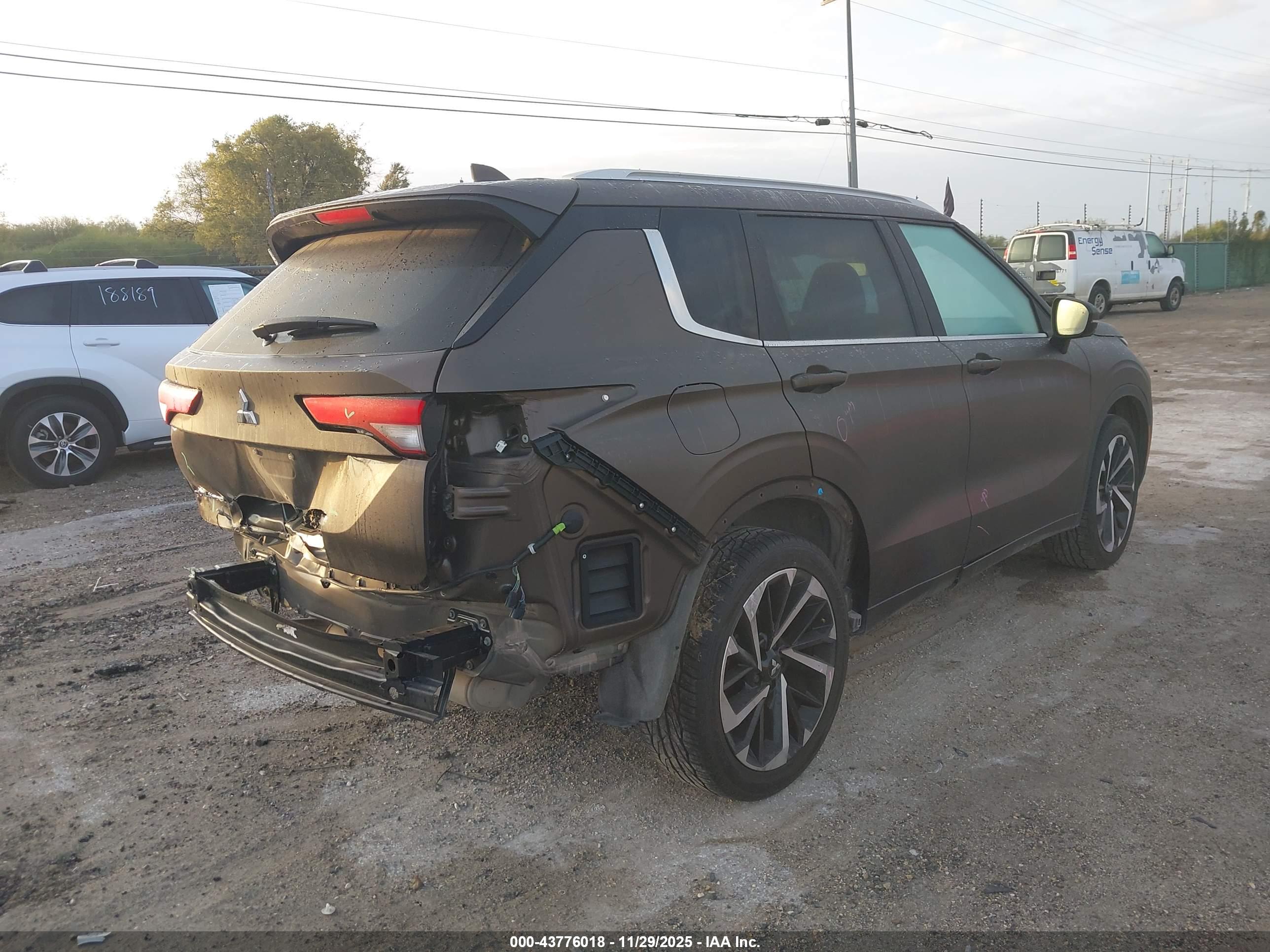 MITSUBISHI OUTLANDER image 4