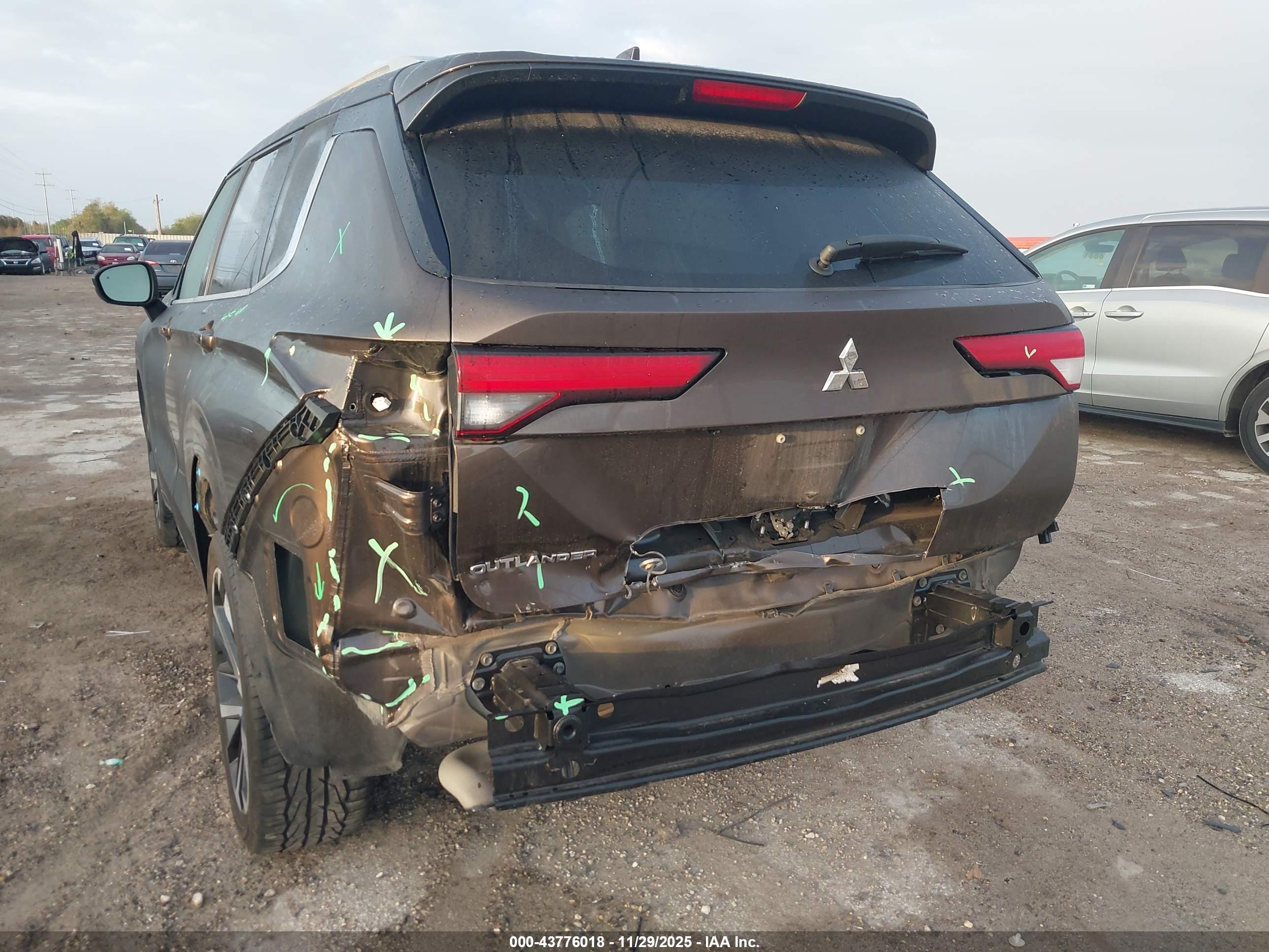 MITSUBISHI OUTLANDER image 6