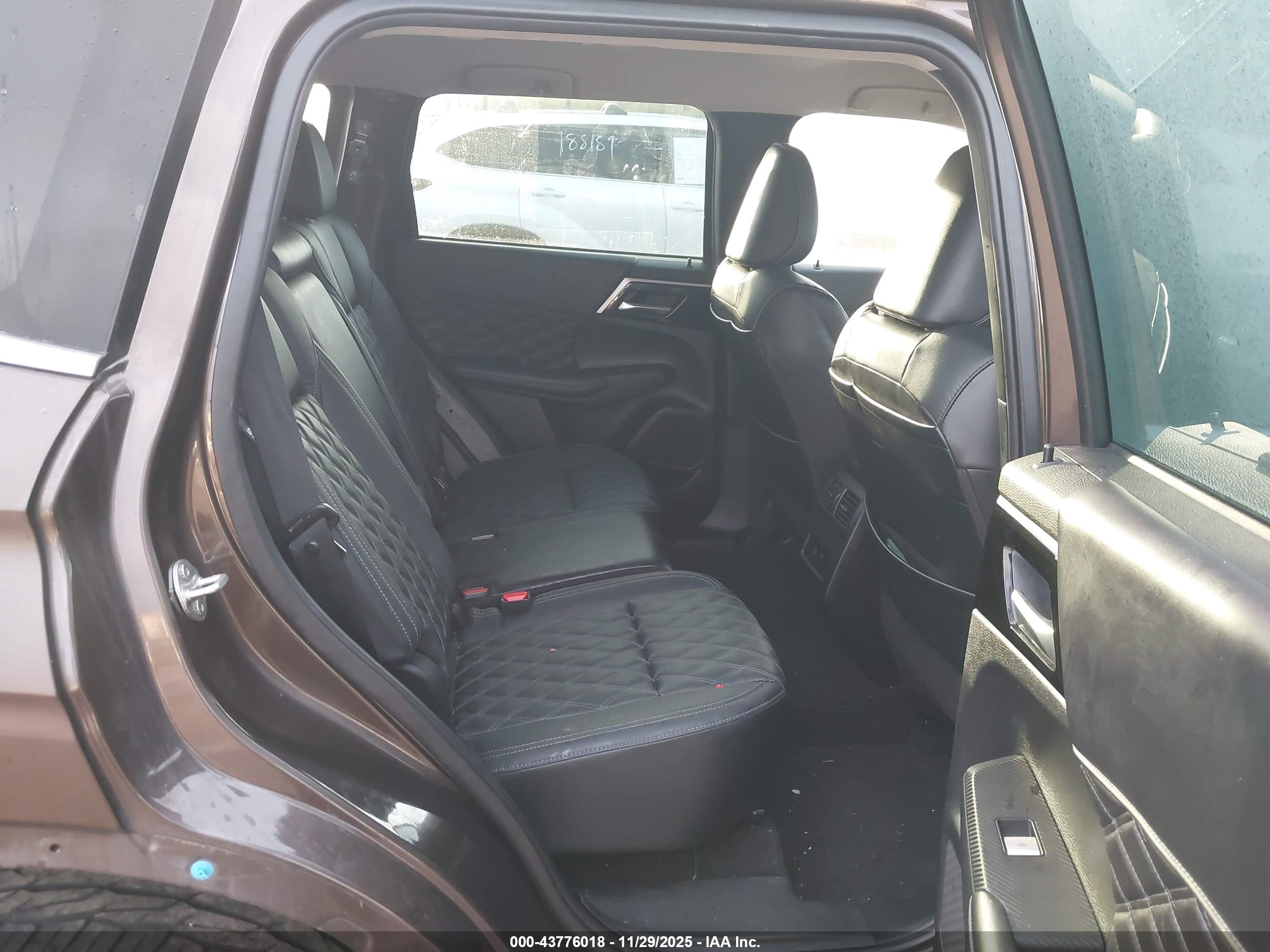 MITSUBISHI OUTLANDER image 8