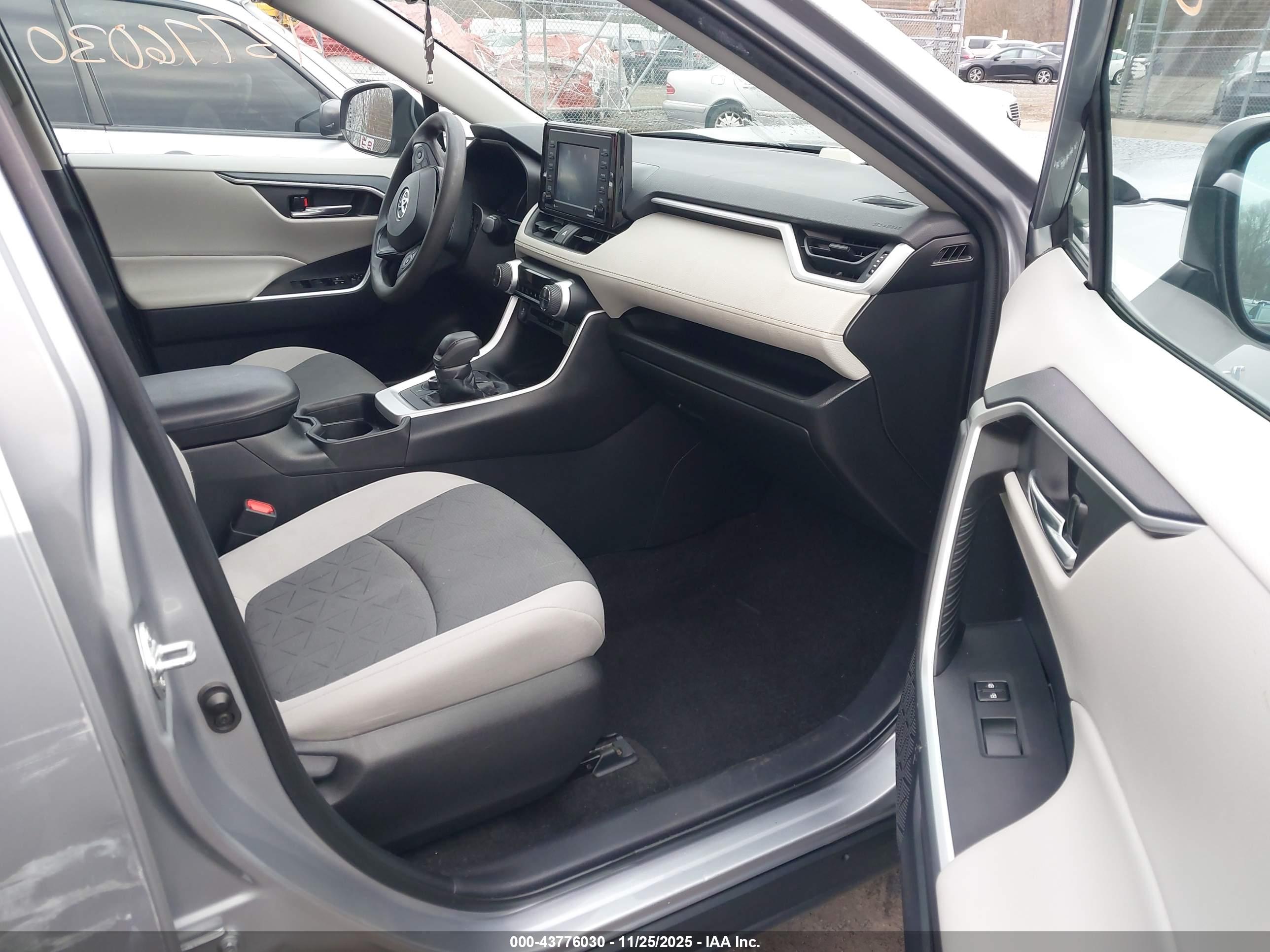 TOYOTA RAV4 image 5
