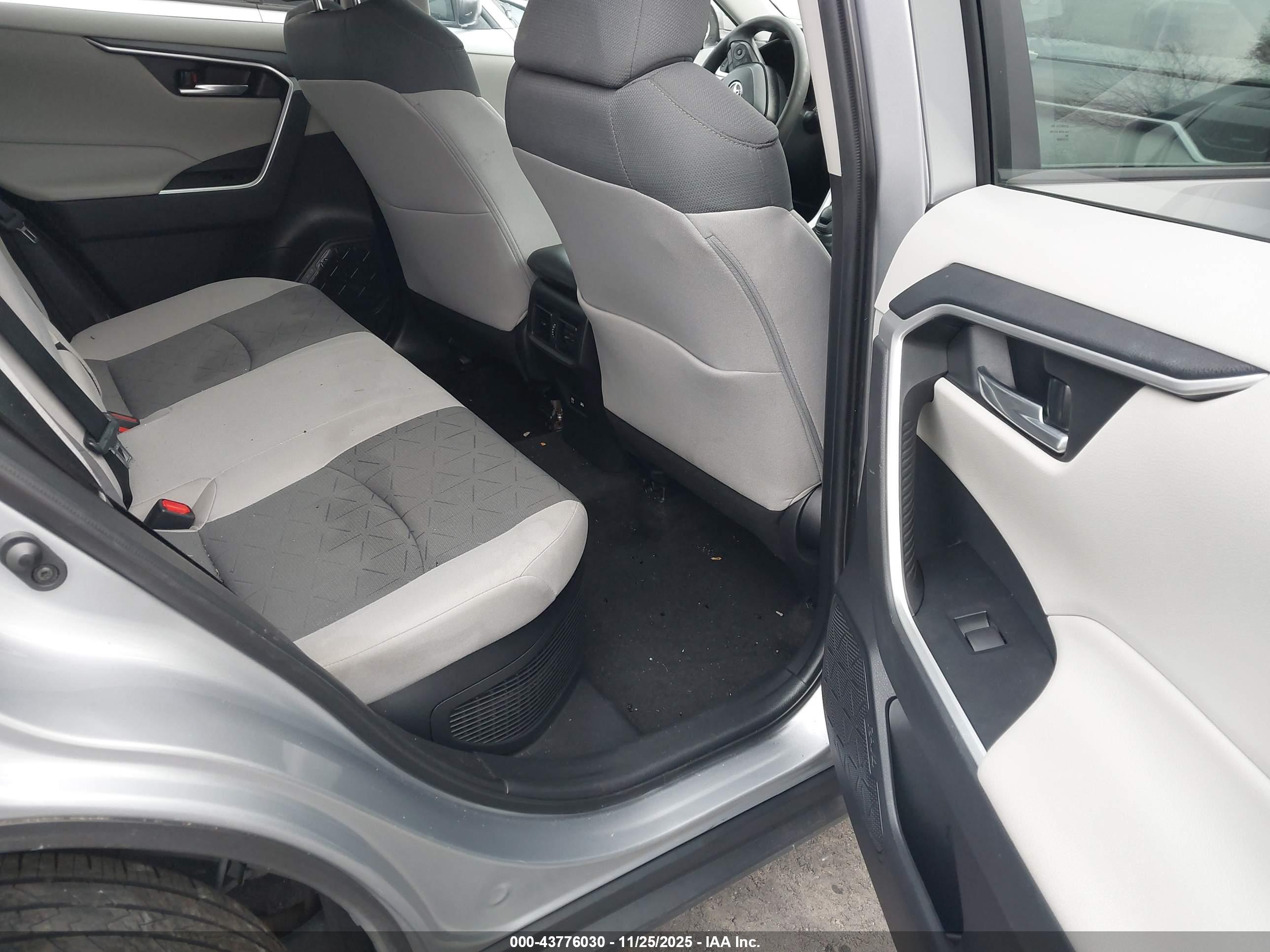 TOYOTA RAV4 image 8