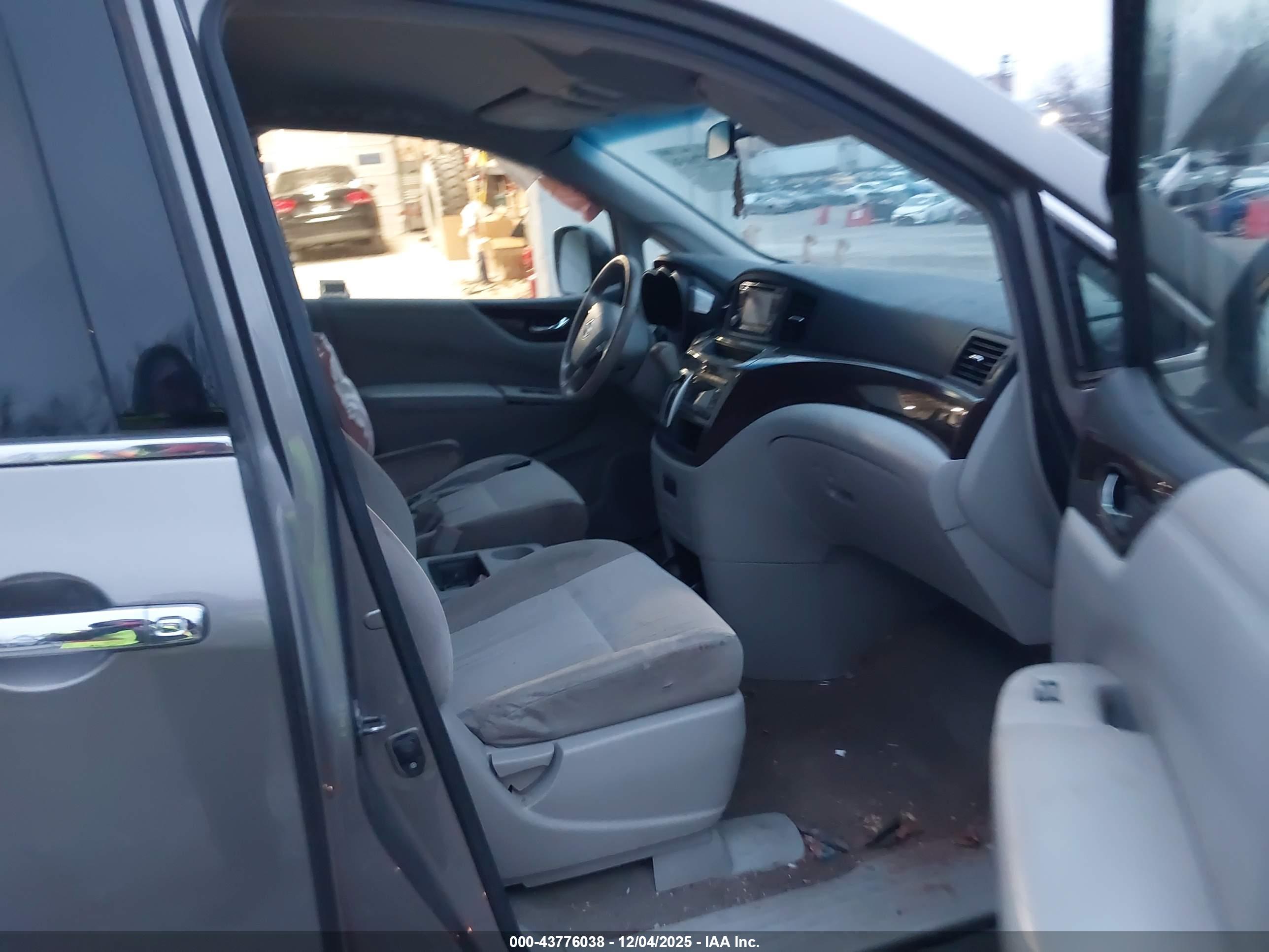 NISSAN QUEST image 5